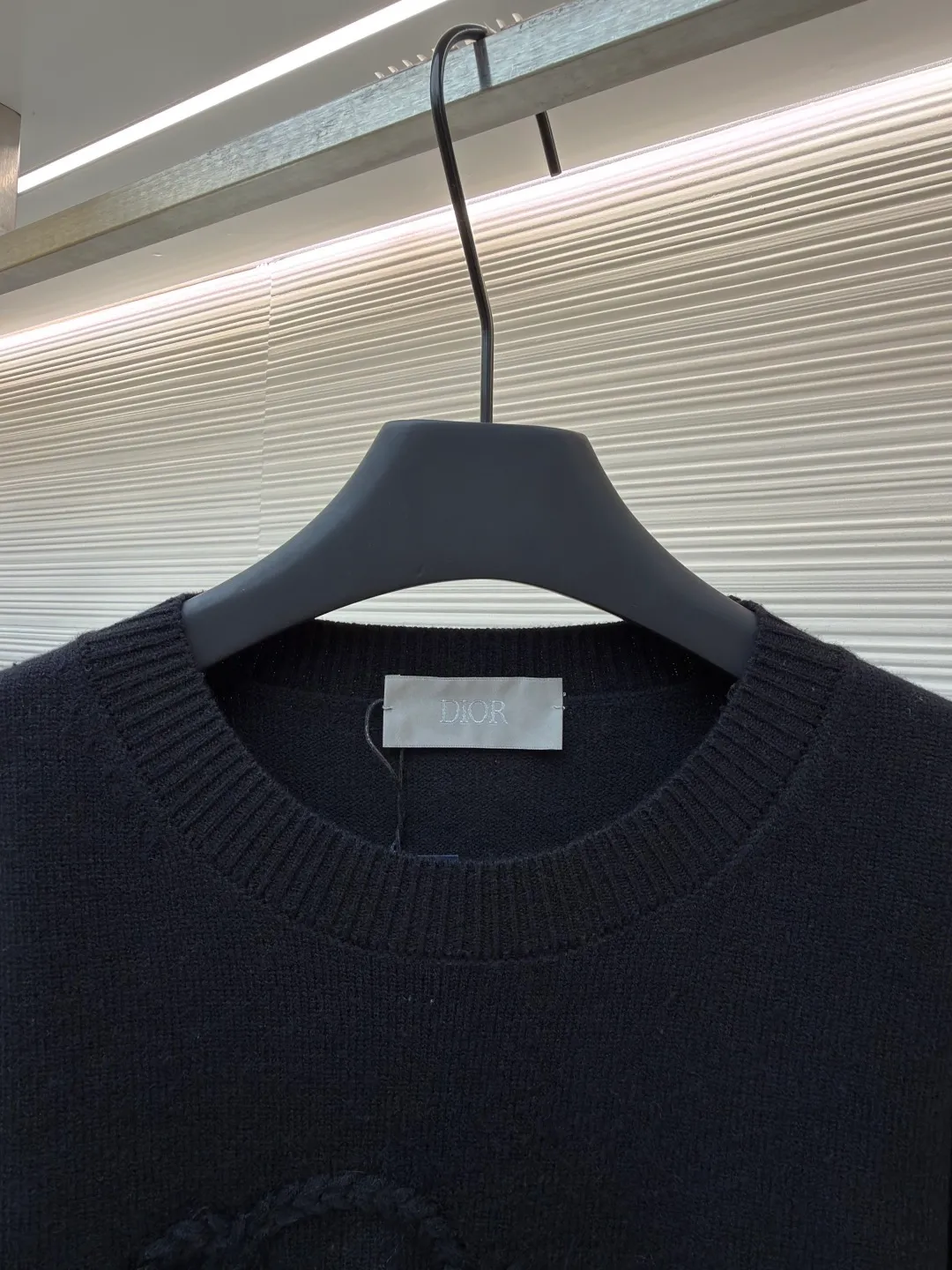 Dior machine-sewn thread-embroidered logo sweater ●Original version: 16,000 purchased and developed ●Item number: 1681951-A85 ●Material: wool blended fabric ●Technology: knitted ●Color: black ●Version: fitted version ●Weight: about 635 grams ●Size: S-M-L-XL ●Description: Made of 50% wool, 50% cotton yarn. The chest logo is woven with a positive 7-needle imported machine, and the size is customized according to the original 1:1 data. Garment washing - removes impurities on the wool surface - fixes the color - fixes the pattern - adds hand feel. This knitted sweater is new to the Spring 2026 men's collection and is decorated with the Dior Ribbon logo, paying homage to the exquisite craftsmanship of the Dior workshops. Crafted from white sheepskin jersey with a ribbed crew neck, cuffs and hem. The elegant fit can be worn with jeans for a casual, chic and sophisticated look. Dior Ribbon embroidery, ribbed crew neck, cuffs and hem. The overall wiring is straight and delicate, the fabric is comfortable and soft, and the color is consistent without color difference. It can be matched with the same style to create a fashionable look and control various occasions. Customized accessories, complete with three standards, same style for men and women!