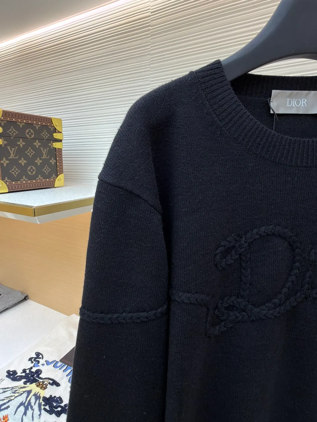 Dior machine-sewn thread-embroidered logo sweater ●Original version: 16,000 purchased and developed ●Item number: 1681951-A85 ●Material: wool blended fabric ●Technology: knitted ●Color: black ●Version: fitted version ●Weight: about 635 grams ●Size: S-M-L-XL ●Description: Made of 50% wool, 50% cotton yarn. The chest logo is woven with a positive 7-needle imported machine, and the size is customized according to the original 1:1 data. Garment washing - removes impurities on the wool surface - fixes the color - fixes the pattern - adds hand feel. This knitted sweater is new to the Spring 2026 men's collection and is decorated with the Dior Ribbon logo, paying homage to the exquisite craftsmanship of the Dior workshops. Crafted from white sheepskin jersey with a ribbed crew neck, cuffs and hem. The elegant fit can be worn with jeans for a casual, chic and sophisticated look. Dior Ribbon embroidery, ribbed crew neck, cuffs and hem. The overall wiring is straight and delicate, the fabric is comfortable and soft, and the color is consistent without color difference. It can be matched with the same style to create a fashionable look and control various occasions. Customized accessories, complete with three standards, same style for men and women!