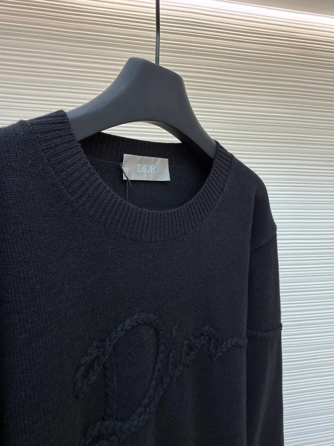 Dior machine-sewn thread-embroidered logo sweater ●Original version: 16,000 purchased and developed ●Item number: 1681951-A85 ●Material: wool blended fabric ●Technology: knitted ●Color: black ●Version: fitted version ●Weight: about 635 grams ●Size: S-M-L-XL ●Description: Made of 50% wool, 50% cotton yarn. The chest logo is woven with a positive 7-needle imported machine, and the size is customized according to the original 1:1 data. Garment washing - removes impurities on the wool surface - fixes the color - fixes the pattern - adds hand feel. This knitted sweater is new to the Spring 2026 men's collection and is decorated with the Dior Ribbon logo, paying homage to the exquisite craftsmanship of the Dior workshops. Crafted from white sheepskin jersey with a ribbed crew neck, cuffs and hem. The elegant fit can be worn with jeans for a casual, chic and sophisticated look. Dior Ribbon embroidery, ribbed crew neck, cuffs and hem. The overall wiring is straight and delicate, the fabric is comfortable and soft, and the color is consistent without color difference. It can be matched with the same style to create a fashionable look and control various occasions. Customized accessories, complete with three standards, same style for men and women!
