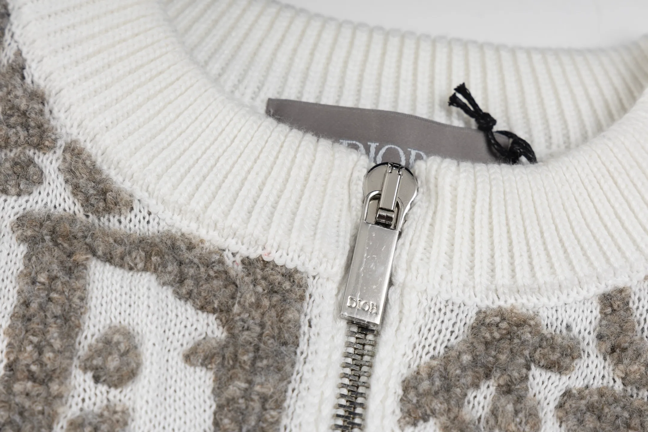 🅿️560 [Exclusive supply] CD 25FW old flower all-over printed jacquard sweater cardigan. The original purchase was 20,000 and developed. The fabric is made of white sheep wool blended jacquard fabric. This cardigan launched in the DIOR 2025 autumn men's wear series is carefully crafted and decorated with the brand's iconic Oblique print pattern. The fabric is made of a blend of 69% sheep wool, 28% cotton and 3% polyester fiber, with a thick texture and rich texture. Exquisite jacquard craftsmanship sews three-dimensional raised Oblique prints through contrasting threads, showing a unique texture effect. The round neck design is equipped with a two-way zipper closure and an exquisite Dior zipper puller, which is both practical and fashionable. Practical pockets on the sides enhance overall functionality. This cardigan can be paired with tailoring trousers of the same color for an elegant look, or paired with jeans for a casual look. The thick knitting technology ensures the crisp fit and comfortable wearing experience of the clothing, which perfectly illustrates DIOR's ultimate pursuit of details and quality. Size:S/M/L/XL