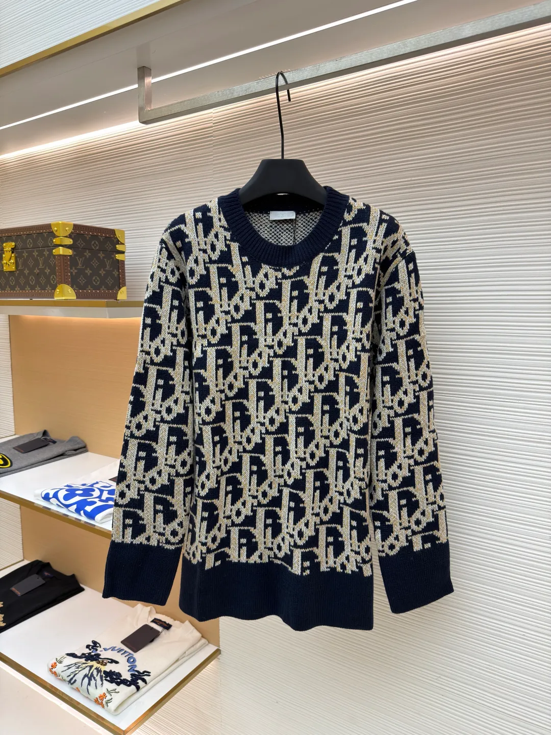 Dior presbyopic crew neck sweater ●Original version: Purchased and developed for 13500 ●Item number: 1681287-A85 ●Fabric: wool blended fabric ●Technology: jacquard weaving ●Version: fitted version ●Weight: about 660 grams ●Size: S-M-L ●Description: The wool is custom-dyed with imported premium 100% wool yarn, and jacquard weaving is carried out using an imported 5-gauge wool loom. A single piece takes 190 minutes, and is woven at a parallel and even speed. The whole piece of clothing is clear. The drawings are drawn by experienced masters, and the pattern is positioned according to YB. Specific three-label washing. The overall wiring is straight and delicate. The fabric is comfortable and soft, and the color is consistent without color difference. It can be matched with the same style to create a fashionable look, and can be used in various occasions. Customized accessories, complete with three standards, same style for men and women!