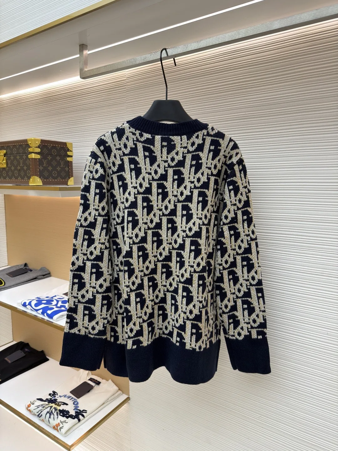 Dior presbyopic crew neck sweater ●Original version: Purchased and developed for 13500 ●Item number: 1681287-A85 ●Fabric: wool blended fabric ●Technology: jacquard weaving ●Version: fitted version ●Weight: about 660 grams ●Size: S-M-L ●Description: The wool is custom-dyed with imported premium 100% wool yarn, and jacquard weaving is carried out using an imported 5-gauge wool loom. A single piece takes 190 minutes, and is woven at a parallel and even speed. The whole piece of clothing is clear. The drawings are drawn by experienced masters, and the pattern is positioned according to YB. Specific three-label washing. The overall wiring is straight and delicate. The fabric is comfortable and soft, and the color is consistent without color difference. It can be matched with the same style to create a fashionable look, and can be used in various occasions. Customized accessories, complete with three standards, same style for men and women!