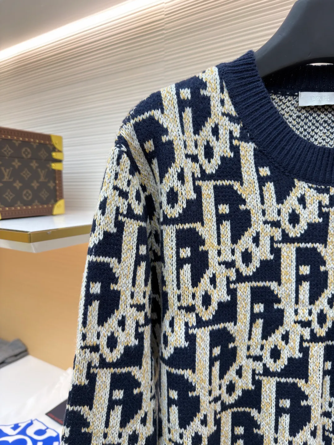 Dior presbyopic crew neck sweater ●Original version: Purchased and developed for 13500 ●Item number: 1681287-A85 ●Fabric: wool blended fabric ●Technology: jacquard weaving ●Version: fitted version ●Weight: about 660 grams ●Size: S-M-L ●Description: The wool is custom-dyed with imported premium 100% wool yarn, and jacquard weaving is carried out using an imported 5-gauge wool loom. A single piece takes 190 minutes, and is woven at a parallel and even speed. The whole piece of clothing is clear. The drawings are drawn by experienced masters, and the pattern is positioned according to YB. Specific three-label washing. The overall wiring is straight and delicate. The fabric is comfortable and soft, and the color is consistent without color difference. It can be matched with the same style to create a fashionable look, and can be used in various occasions. Customized accessories, complete with three standards, same style for men and women!