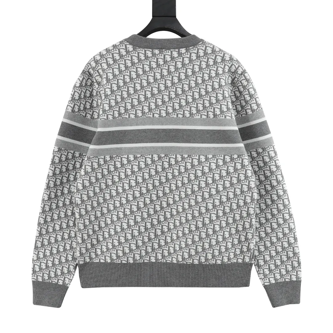 🅿️580 DIOR/Dior all-over printed jacquard crew neck sweater. The material is knitted by a 7-needle imported machine. It uses yarns with wool content. The yarns are custom-dyed. The pattern is restored after 3 times of printing. The original development of custom yarns. Customized accessories. The whole body is decorated with DIOR AND CACTUS JACK Oblique printing. Ribbed round neck, cuffs and hem. The Mexico blue shirt is amazing. Whoever wears it will look better (Liu Haoran himself) The oblique round neck versatile hooded sweatshirt can be worn by men and women, and can be matched with black and white. Size: S-L!