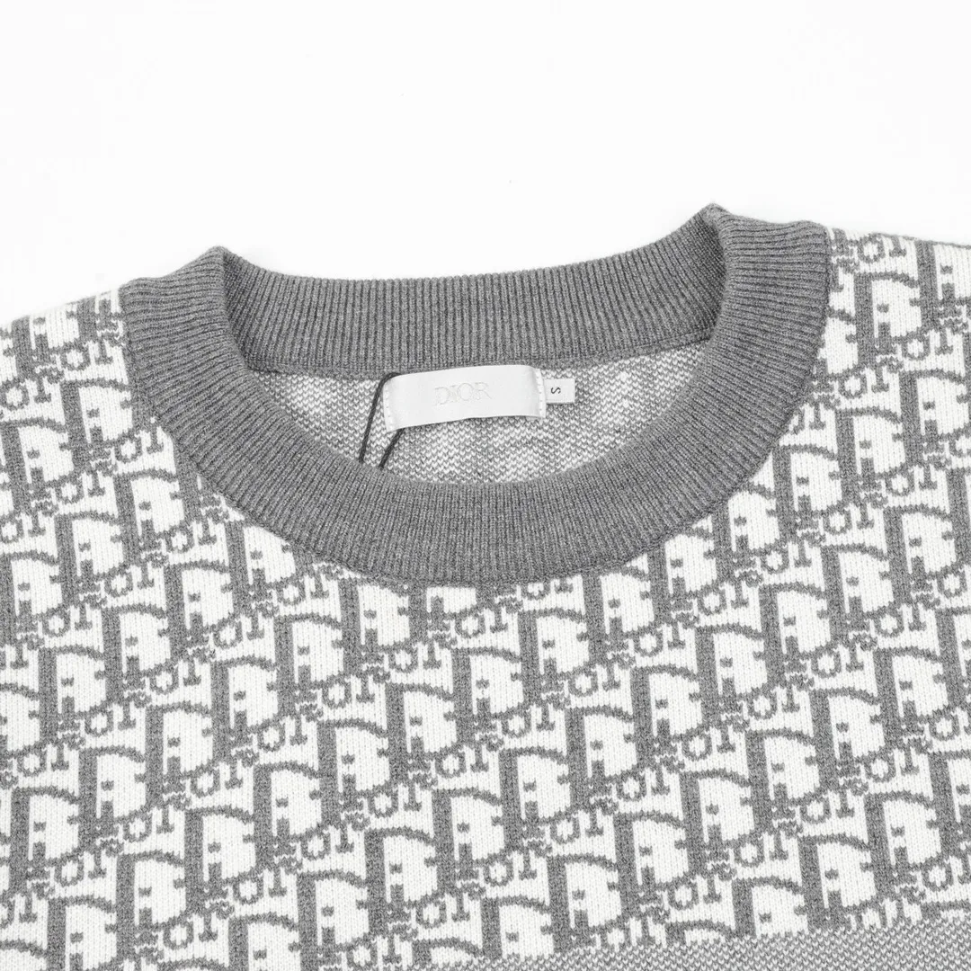 🅿️580 DIOR/Dior all-over printed jacquard crew neck sweater. The material is knitted by a 7-needle imported machine. It uses yarns with wool content. The yarns are custom-dyed. The pattern is restored after 3 times of printing. The original development of custom yarns. Customized accessories. The whole body is decorated with DIOR AND CACTUS JACK Oblique printing. Ribbed round neck, cuffs and hem. The Mexico blue shirt is amazing. Whoever wears it will look better (Liu Haoran himself) The oblique round neck versatile hooded sweatshirt can be worn by men and women, and can be matched with black and white. Size: S-L!