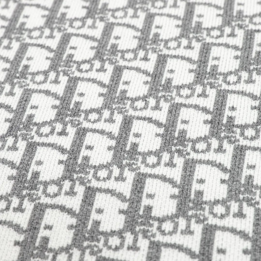 🅿️580 DIOR/Dior all-over printed jacquard crew neck sweater. The material is knitted by a 7-needle imported machine. It uses yarns with wool content. The yarns are custom-dyed. The pattern is restored after 3 times of printing. The original development of custom yarns. Customized accessories. The whole body is decorated with DIOR AND CACTUS JACK Oblique printing. Ribbed round neck, cuffs and hem. The Mexico blue shirt is amazing. Whoever wears it will look better (Liu Haoran himself) The oblique round neck versatile hooded sweatshirt can be worn by men and women, and can be matched with black and white. Size: S-L!