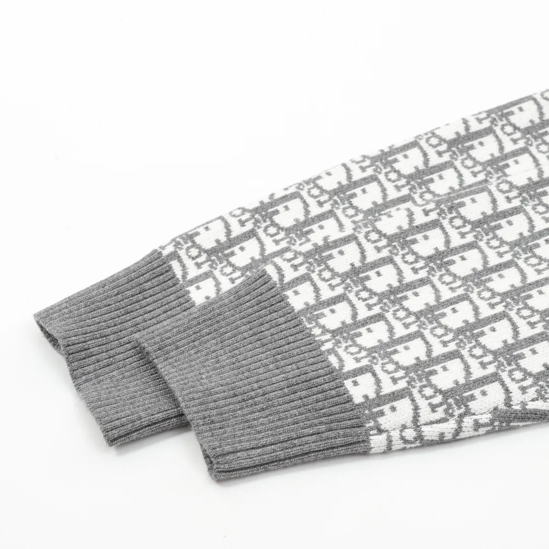 🅿️580 DIOR/Dior all-over printed jacquard crew neck sweater. The material is knitted by a 7-needle imported machine. It uses yarns with wool content. The yarns are custom-dyed. The pattern is restored after 3 times of printing. The original development of custom yarns. Customized accessories. The whole body is decorated with DIOR AND CACTUS JACK Oblique printing. Ribbed round neck, cuffs and hem. The Mexico blue shirt is amazing. Whoever wears it will look better (Liu Haoran himself) The oblique round neck versatile hooded sweatshirt can be worn by men and women, and can be matched with black and white. Size: S-L!