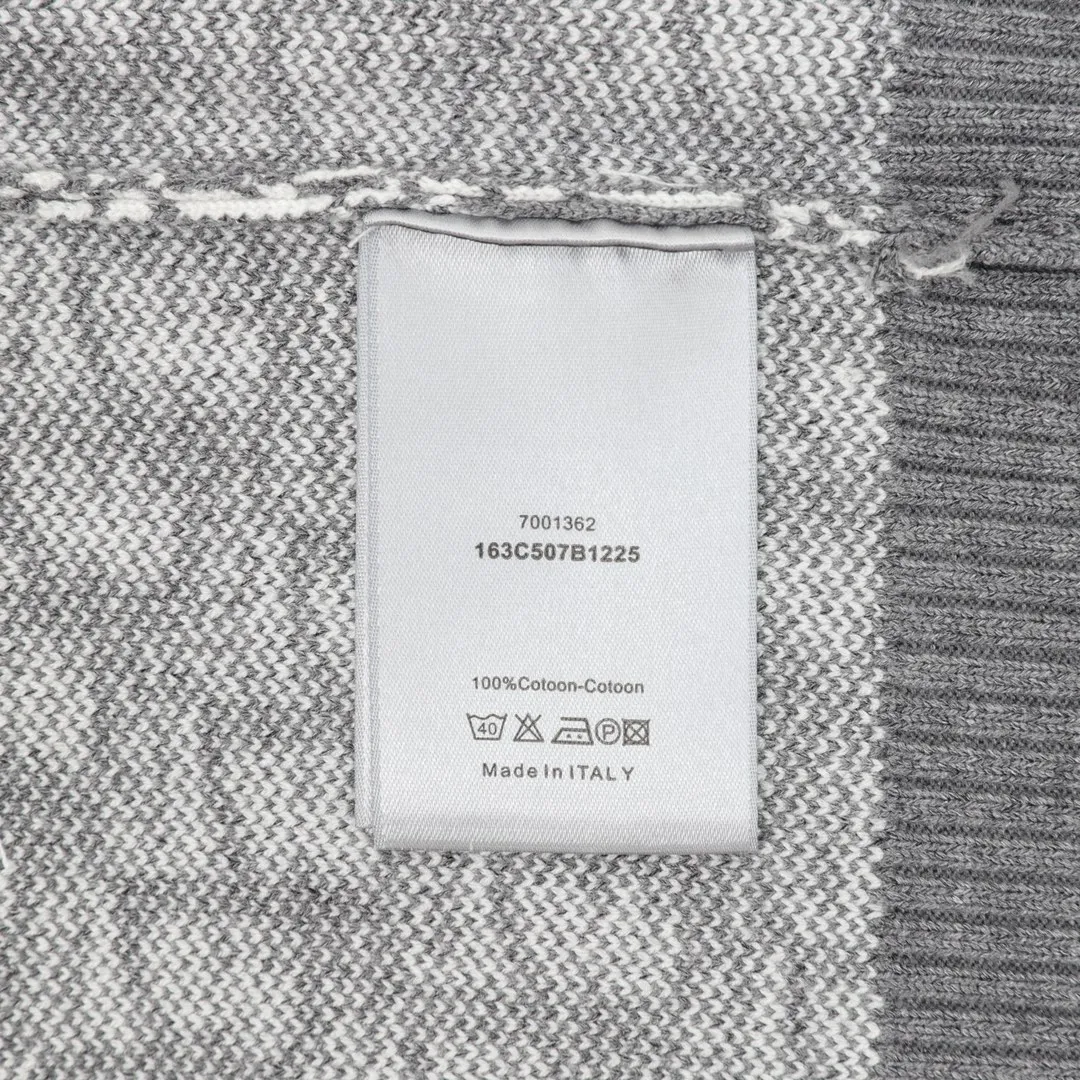 🅿️580 DIOR/Dior all-over printed jacquard crew neck sweater. The material is knitted by a 7-needle imported machine. It uses yarns with wool content. The yarns are custom-dyed. The pattern is restored after 3 times of printing. The original development of custom yarns. Customized accessories. The whole body is decorated with DIOR AND CACTUS JACK Oblique printing. Ribbed round neck, cuffs and hem. The Mexico blue shirt is amazing. Whoever wears it will look better (Liu Haoran himself) The oblique round neck versatile hooded sweatshirt can be worn by men and women, and can be matched with black and white. Size: S-L!