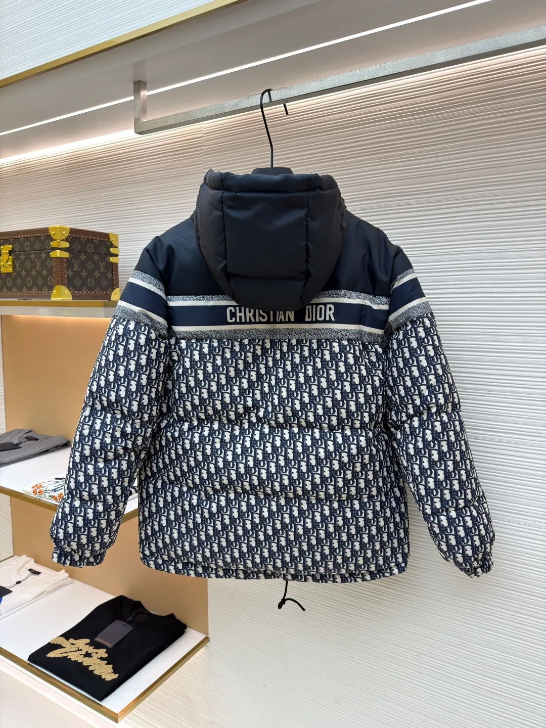 Dior full-print jacquard double-sided down jacket ●Original version: 42999 purchase and development ●Item number: 1681214-D60 ●Fabric: down fabric ●Technology: mechanical down filling ●Color: dark blue ●Version: fitted version ●Weight: about 1470 grams ●Size: S-M-L-XL-XXL ●Description: We uniformly choose to use mcgs machine filling, based on the amount of down filling for each cut piece, the fluffiness of the down stirring, the down liner's 900 density double-layer gallbladder comes with an anti-leakage coating, which maintains the shape of the down and ensures that the down does not move after dry cleaning. , the interior is lined with 900 density and comes with an anti-running velvet coating. The cuffs and collar are made of original Velcro, which is durable. The accessories and hardware are all custom-made from the original factory. Details determine the quality. Customized double-sided printed fabrics. It took 60 days to perfectly restore the overall presbyopia logo. zp, super soft feel, exquisite pattern design and positioning, soft and anti-static fabric! The overall wiring is straight and delicate, the fabric is comfortable and soft, and the color is consistent without color difference. It can be matched with the same style to create a fashionable look and control various occasions. Customized accessories, complete with three standards, same style for men and women!
