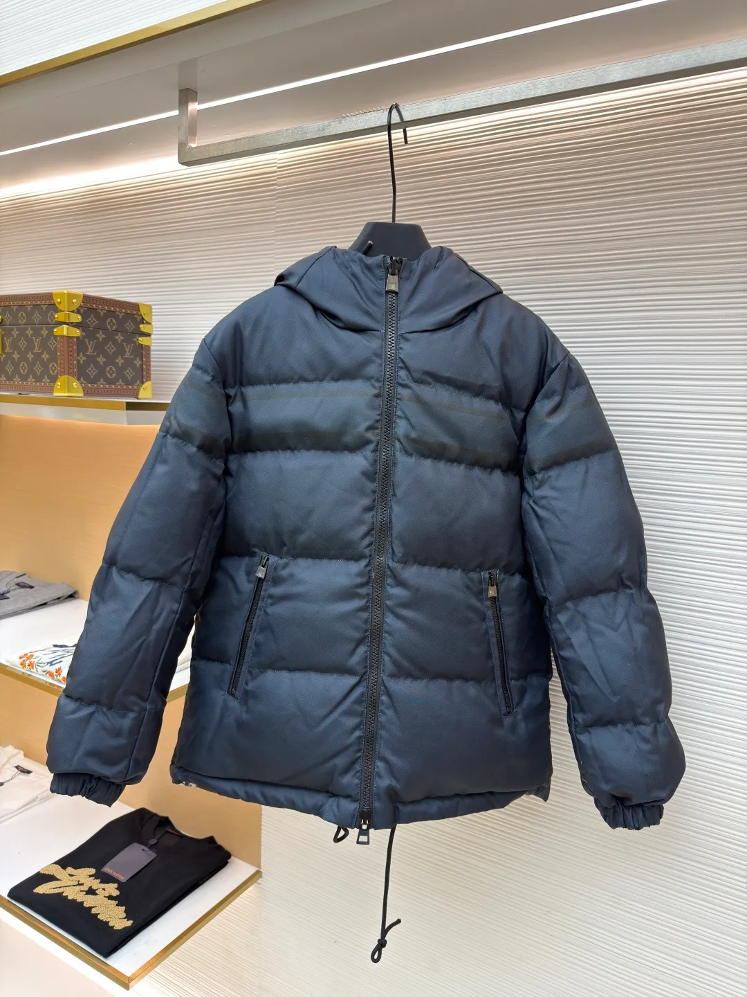 Dior full-print jacquard double-sided down jacket ●Original version: 42999 purchase and development ●Item number: 1681214-D60 ●Fabric: down fabric ●Technology: mechanical down filling ●Color: dark blue ●Version: fitted version ●Weight: about 1470 grams ●Size: S-M-L-XL-XXL ●Description: We uniformly choose to use mcgs machine filling, based on the amount of down filling for each cut piece, the fluffiness of the down stirring, the down liner's 900 density double-layer gallbladder comes with an anti-leakage coating, which maintains the shape of the down and ensures that the down does not move after dry cleaning. , the interior is lined with 900 density and comes with an anti-running velvet coating. The cuffs and collar are made of original Velcro, which is durable. The accessories and hardware are all custom-made from the original factory. Details determine the quality. Customized double-sided printed fabrics. It took 60 days to perfectly restore the overall presbyopia logo. zp, super soft feel, exquisite pattern design and positioning, soft and anti-static fabric! The overall wiring is straight and delicate, the fabric is comfortable and soft, and the color is consistent without color difference. It can be matched with the same style to create a fashionable look and control various occasions. Customized accessories, complete with three standards, same style for men and women!