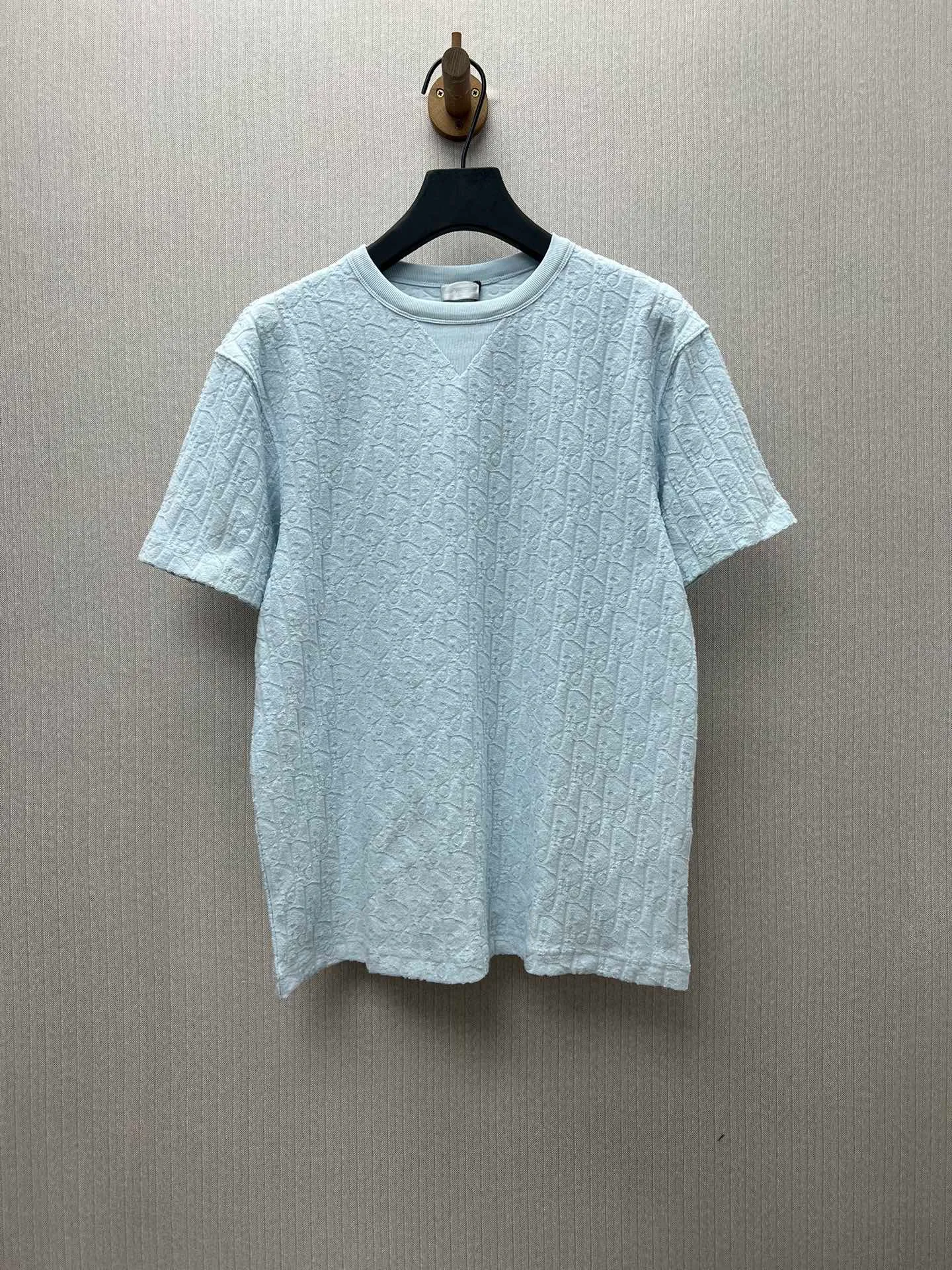 🅿️300 Dior 25ss new light blue cotton terry fabric T-shirt decorated with tonal jacquard pattern, paying tribute to the classic Oblique print. The ribbed crew neck with V-shape details creates a casual finish. The loose fit allows you to pair it with jeans or track pants to enhance your style. Size: S.M.L.XL.