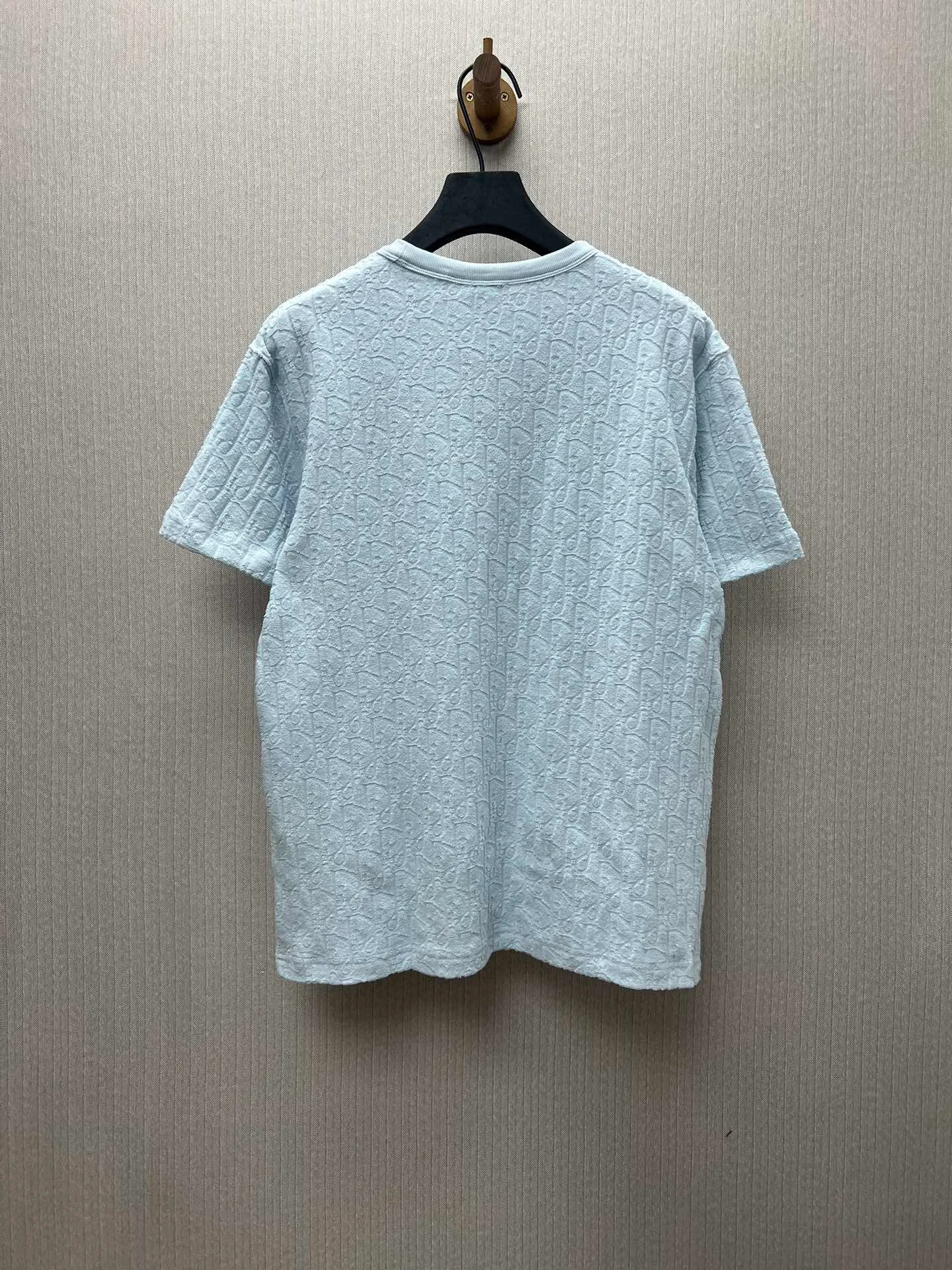 🅿️300 Dior 25ss new light blue cotton terry fabric T-shirt decorated with tonal jacquard pattern, paying tribute to the classic Oblique print. The ribbed crew neck with V-shape details creates a casual finish. The loose fit allows you to pair it with jeans or track pants to enhance your style. Size: S.M.L.XL.