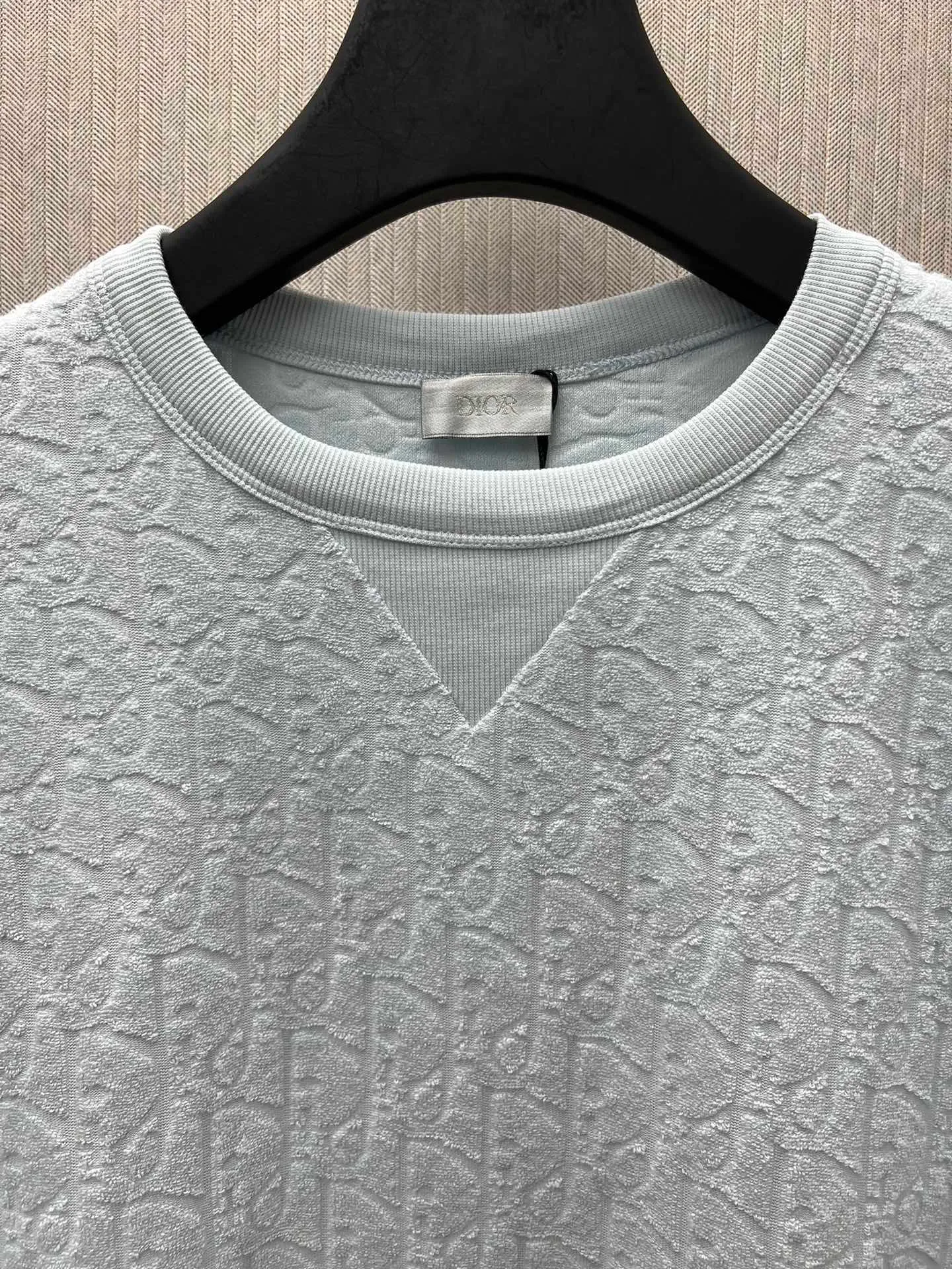 🅿️300 Dior 25ss new light blue cotton terry fabric T-shirt decorated with tonal jacquard pattern, paying tribute to the classic Oblique print. The ribbed crew neck with V-shape details creates a casual finish. The loose fit allows you to pair it with jeans or track pants to enhance your style. Size: S.M.L.XL.