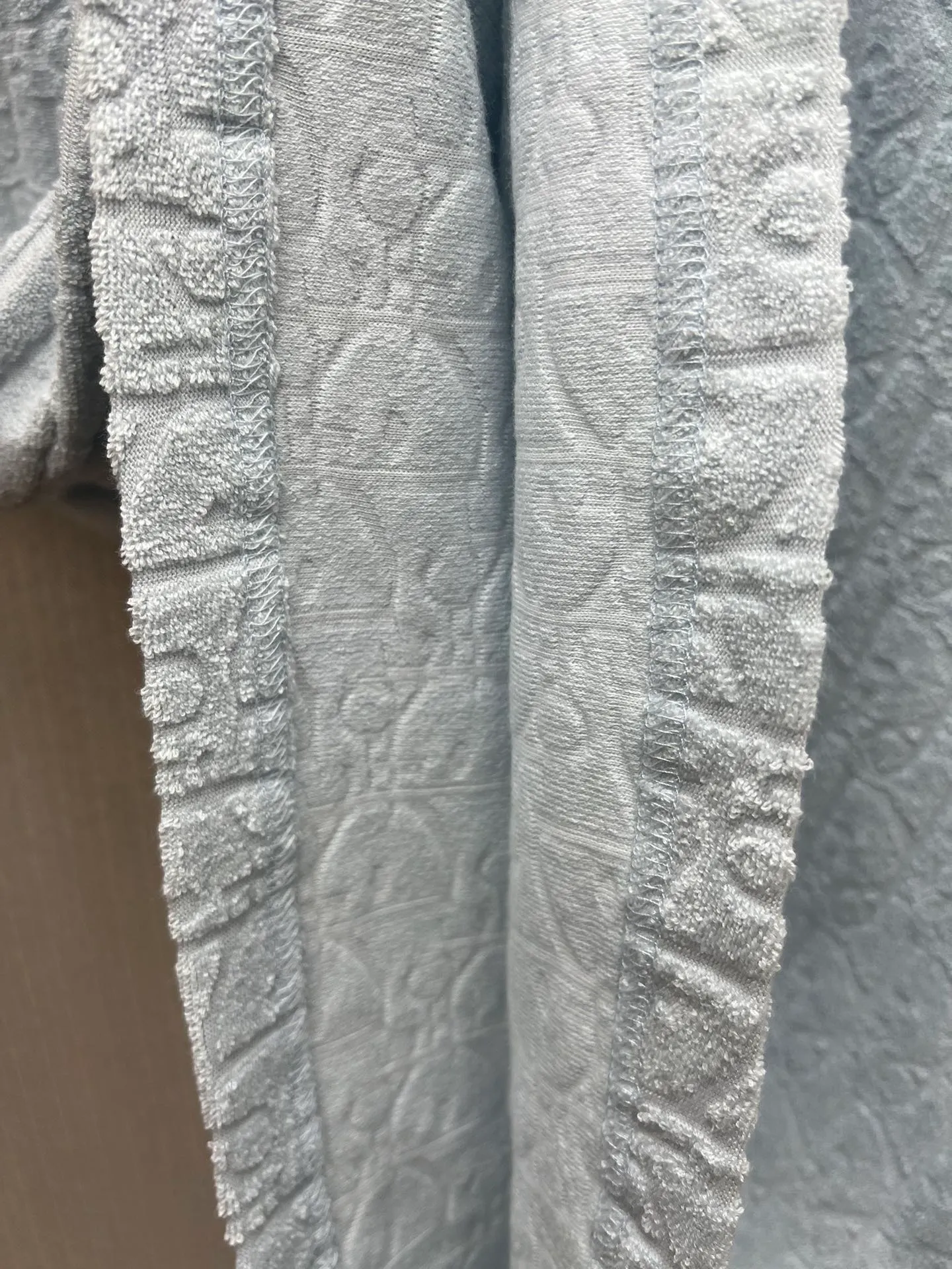 🅿️300 Dior 25ss new light blue cotton terry fabric T-shirt decorated with tonal jacquard pattern, paying tribute to the classic Oblique print. The ribbed crew neck with V-shape details creates a casual finish. The loose fit allows you to pair it with jeans or track pants to enhance your style. Size: S.M.L.XL.