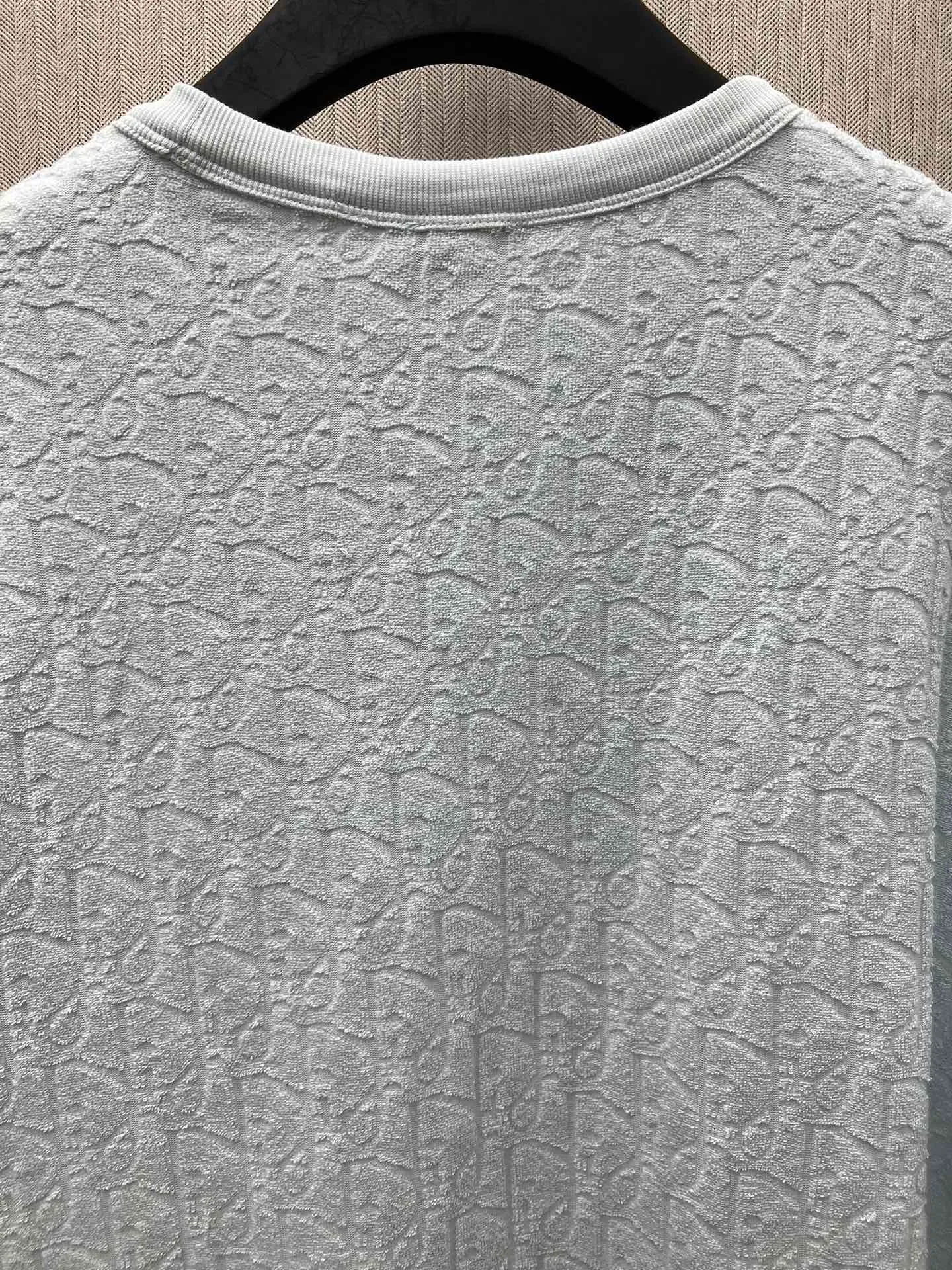 🅿️300 Dior 25ss new light blue cotton terry fabric T-shirt decorated with tonal jacquard pattern, paying tribute to the classic Oblique print. The ribbed crew neck with V-shape details creates a casual finish. The loose fit allows you to pair it with jeans or track pants to enhance your style. Size: S.M.L.XL.