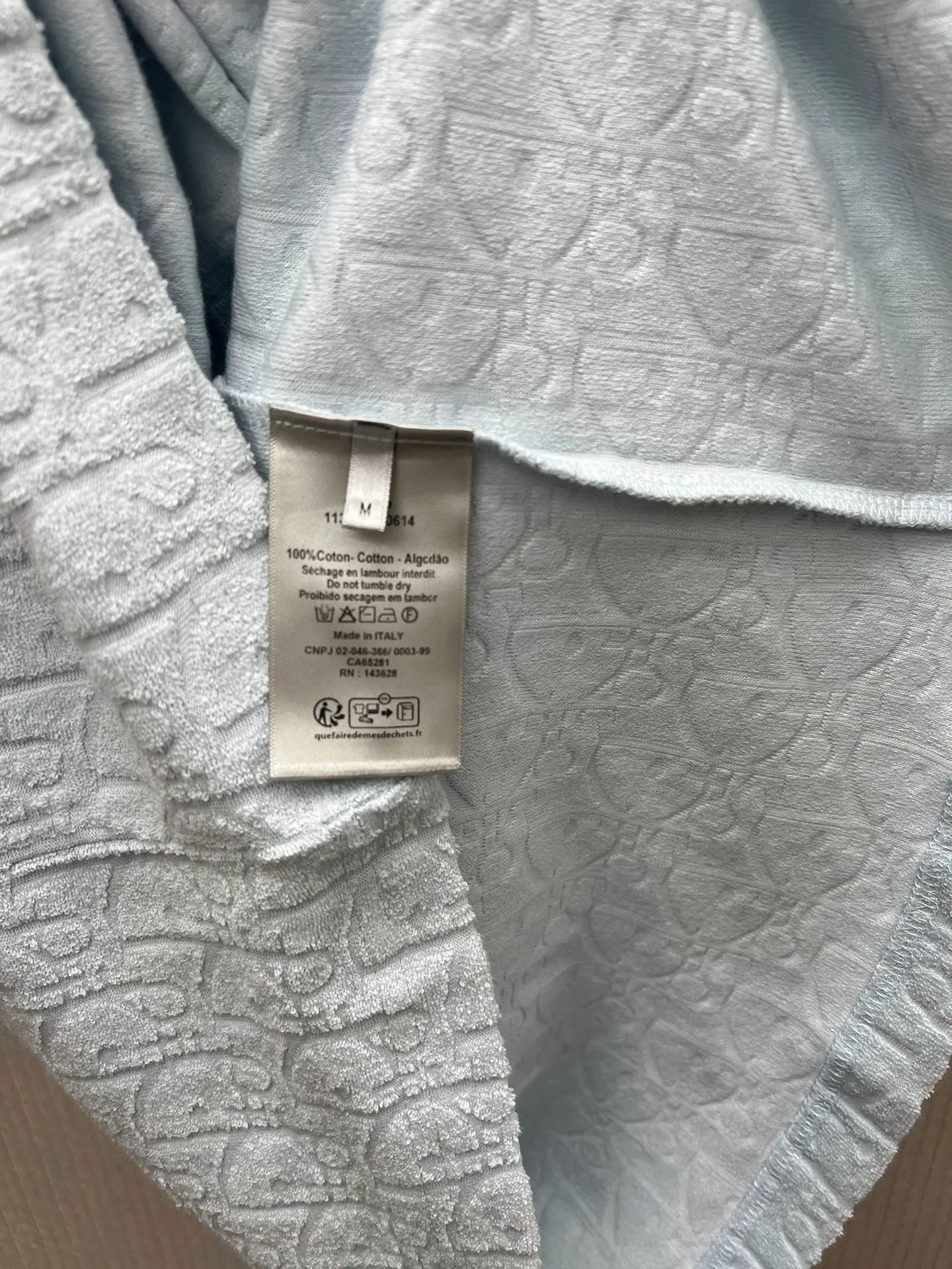 🅿️300 Dior 25ss new light blue cotton terry fabric T-shirt decorated with tonal jacquard pattern, paying tribute to the classic Oblique print. The ribbed crew neck with V-shape details creates a casual finish. The loose fit allows you to pair it with jeans or track pants to enhance your style. Size: S.M.L.XL.