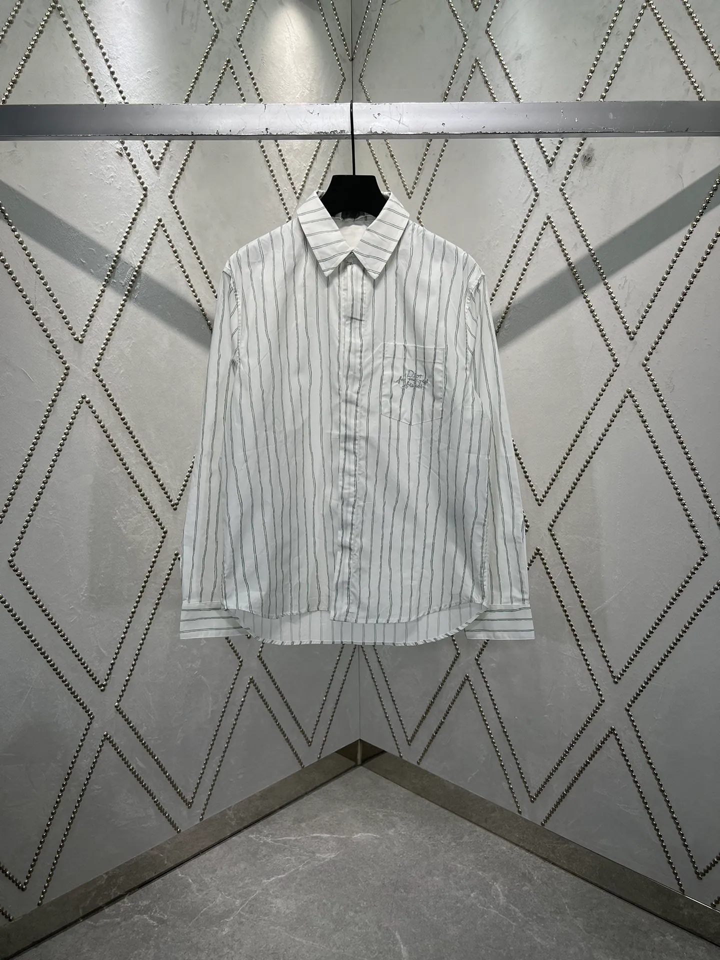 🅿️480 Dior 25ss new shirt combines modern style with traditional beauty. Crafted from white cotton poplin, it's decorated with a blue stripe pattern displaying the Dior For My Real Friends signature from the DIOR AND HYLTON NEL collection. A patch pocket on the chest and hidden button closure complete the design. Can be worn with everyday clothing. Number of yards: 39.40.41.42.