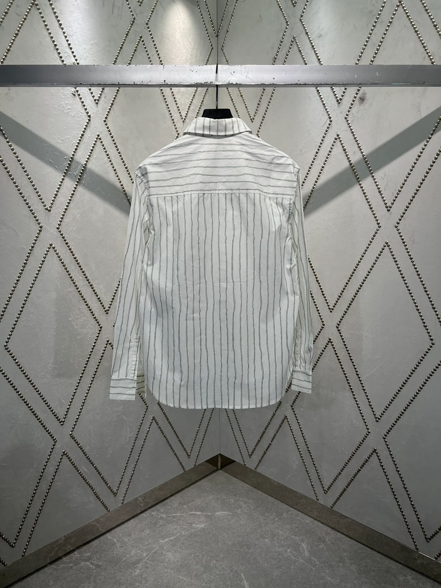 🅿️480 Dior 25ss new shirt combines modern style with traditional beauty. Crafted from white cotton poplin, it's decorated with a blue stripe pattern displaying the Dior For My Real Friends signature from the DIOR AND HYLTON NEL collection. A patch pocket on the chest and hidden button closure complete the design. Can be worn with everyday clothing. Number of yards: 39.40.41.42.