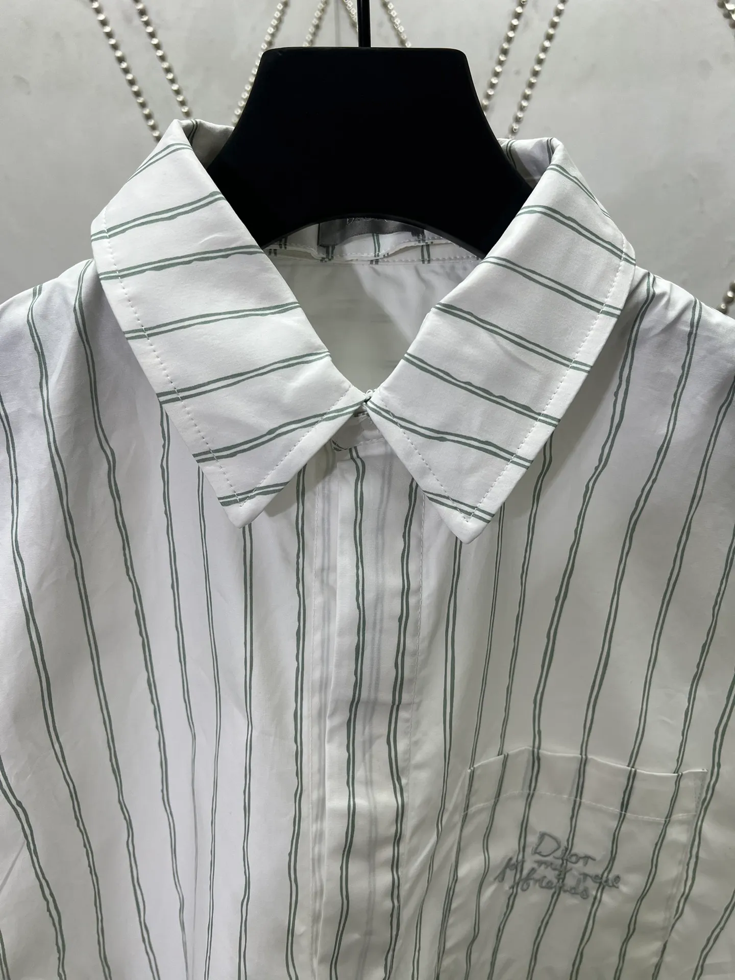 🅿️480 Dior 25ss new shirt combines modern style with traditional beauty. Crafted from white cotton poplin, it's decorated with a blue stripe pattern displaying the Dior For My Real Friends signature from the DIOR AND HYLTON NEL collection. A patch pocket on the chest and hidden button closure complete the design. Can be worn with everyday clothing. Number of yards: 39.40.41.42.