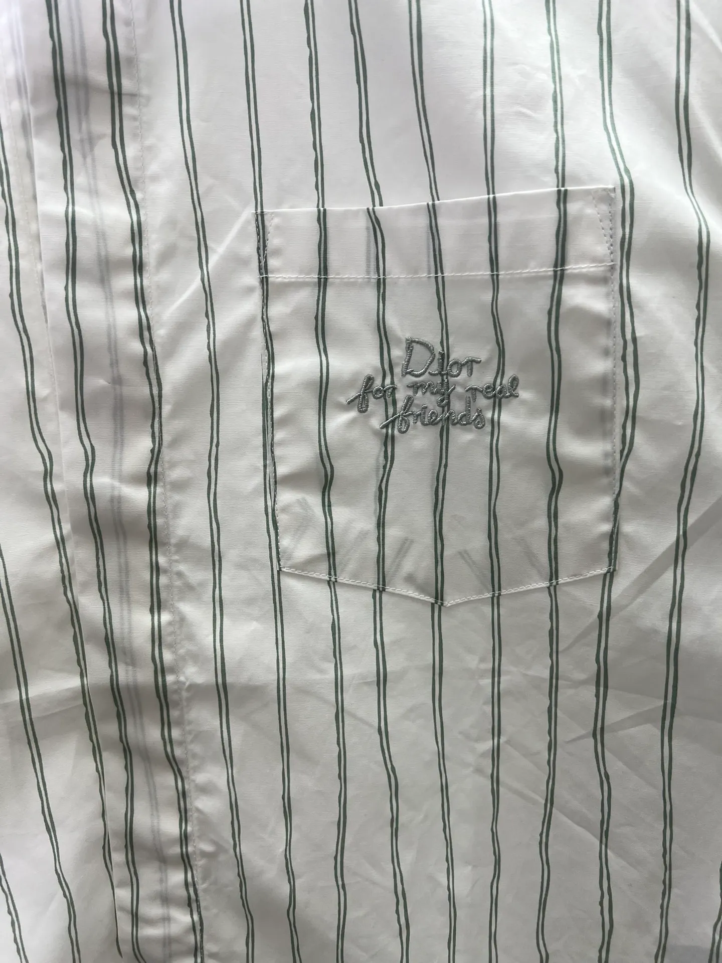 🅿️480 Dior 25ss new shirt combines modern style with traditional beauty. Crafted from white cotton poplin, it's decorated with a blue stripe pattern displaying the Dior For My Real Friends signature from the DIOR AND HYLTON NEL collection. A patch pocket on the chest and hidden button closure complete the design. Can be worn with everyday clothing. Number of yards: 39.40.41.42.