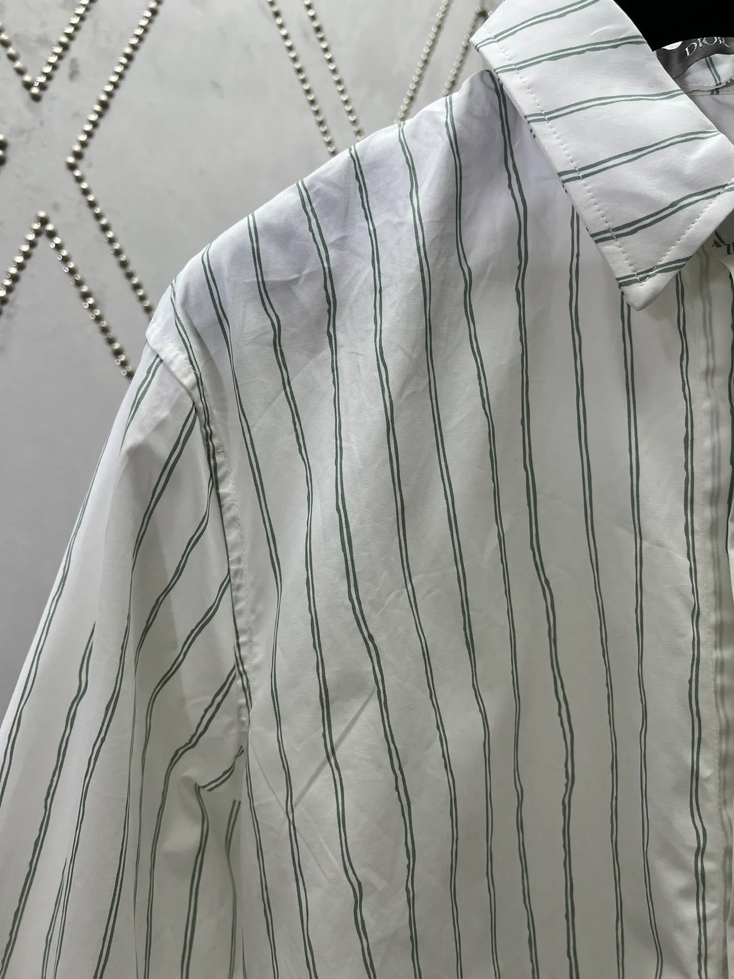 🅿️480 Dior 25ss new shirt combines modern style with traditional beauty. Crafted from white cotton poplin, it's decorated with a blue stripe pattern displaying the Dior For My Real Friends signature from the DIOR AND HYLTON NEL collection. A patch pocket on the chest and hidden button closure complete the design. Can be worn with everyday clothing. Number of yards: 39.40.41.42.