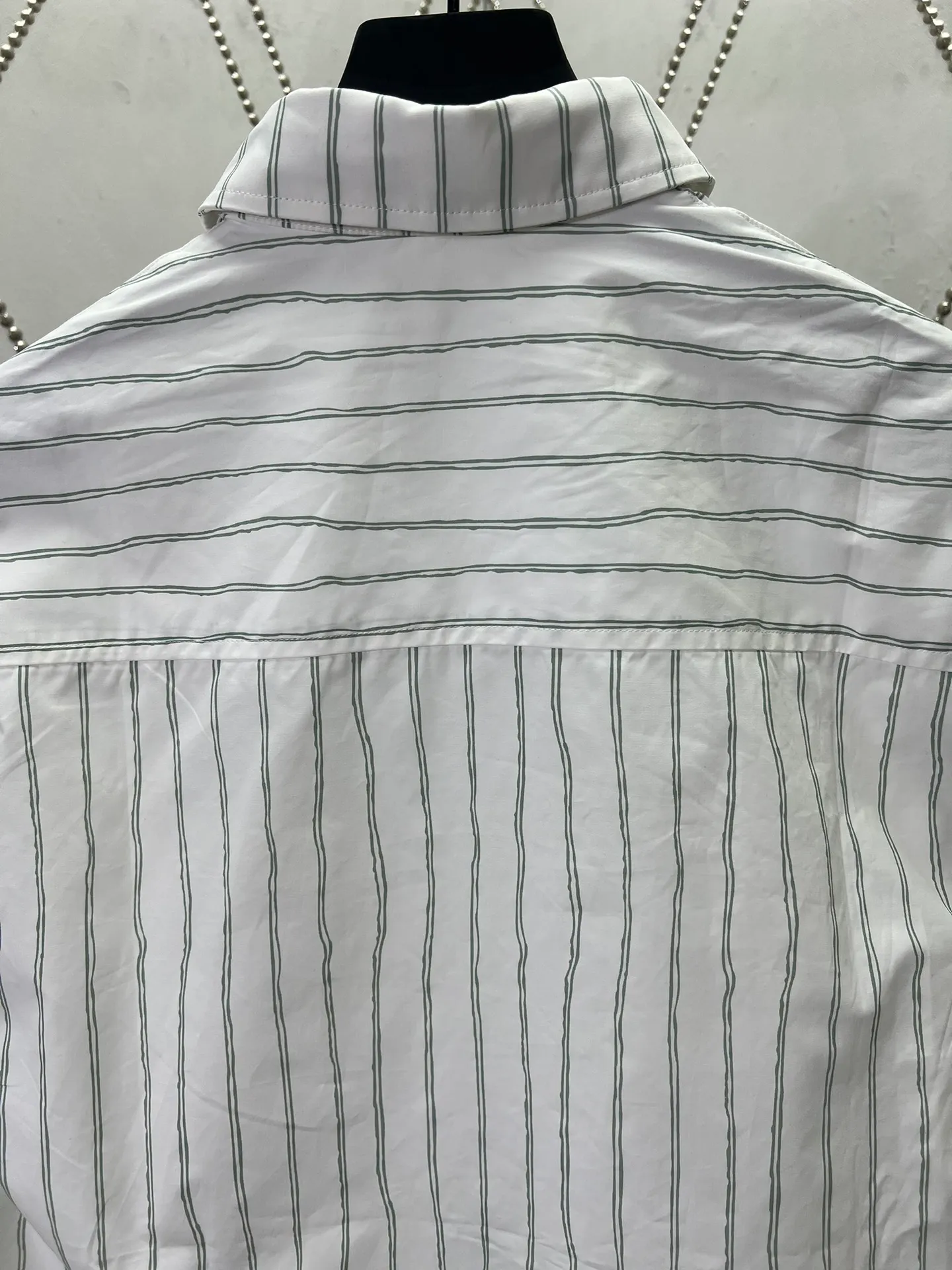 🅿️480 Dior 25ss new shirt combines modern style with traditional beauty. Crafted from white cotton poplin, it's decorated with a blue stripe pattern displaying the Dior For My Real Friends signature from the DIOR AND HYLTON NEL collection. A patch pocket on the chest and hidden button closure complete the design. Can be worn with everyday clothing. Number of yards: 39.40.41.42.