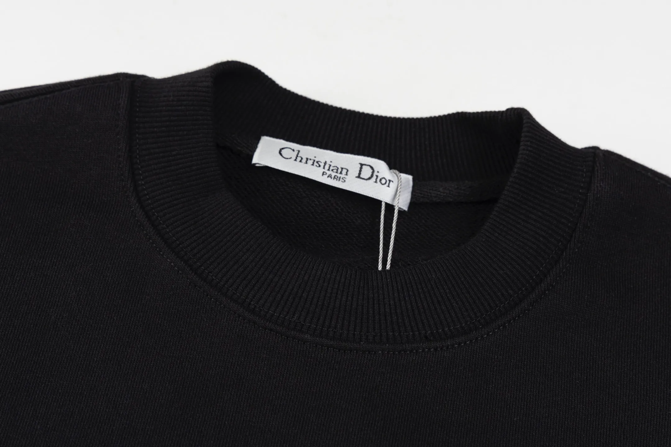 🅿️270 Style No. B27 Dior signature letter embroidered round neck sweatshirt. DIOR counter consistent sweatshirt. The fabric is made of 420g double-strand double yarn in the same cylinder terry. 2×2 pure cotton high-elastic fine threads are not deformed. Imported machine heavy industry thousands of needles full embroidery technology. Popular online celebrity versatile OS version can be worn up to about 180 pounds. Factory assembly line work. Imported machine double-line hemming technology. Three complete standards. Customized accessories. Alignment, same style for men and women colour: black white size: S M L XL Manual measurement error of about 1-3cm is normal