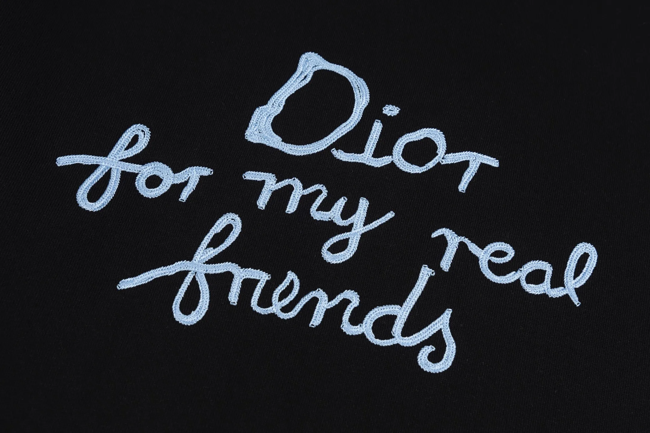 🅿️270 Style No. B27 Dior signature letter embroidered round neck sweatshirt. DIOR counter consistent sweatshirt. The fabric is made of 420g double-strand double yarn in the same cylinder terry. 2×2 pure cotton high-elastic fine threads are not deformed. Imported machine heavy industry thousands of needles full embroidery technology. Popular online celebrity versatile OS version can be worn up to about 180 pounds. Factory assembly line work. Imported machine double-line hemming technology. Three complete standards. Customized accessories. Alignment, same style for men and women colour: black white size: S M L XL Manual measurement error of about 1-3cm is normal
