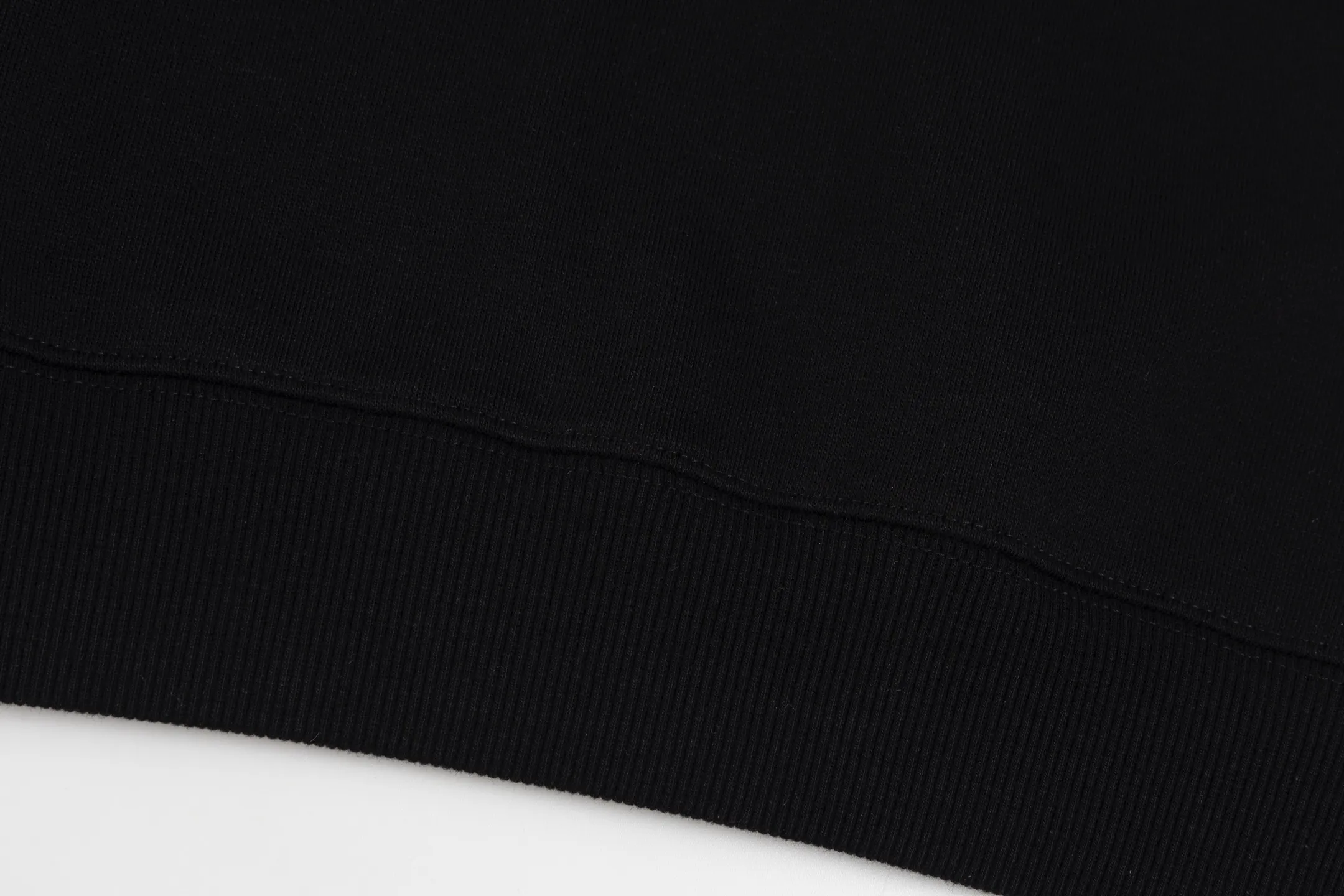 🅿️270 Style No. B27 Dior signature letter embroidered round neck sweatshirt. DIOR counter consistent sweatshirt. The fabric is made of 420g double-strand double yarn in the same cylinder terry. 2×2 pure cotton high-elastic fine threads are not deformed. Imported machine heavy industry thousands of needles full embroidery technology. Popular online celebrity versatile OS version can be worn up to about 180 pounds. Factory assembly line work. Imported machine double-line hemming technology. Three complete standards. Customized accessories. Alignment, same style for men and women colour: black white size: S M L XL Manual measurement error of about 1-3cm is normal