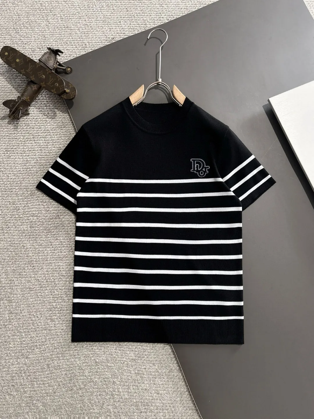 🅿️320 shipped next day, high quality Dior 2025 spring and summer new men's round neck short-sleeved T-shirt. Made of combed cotton yarn knitted cotton fabric, pure cotton high-weight special yarn, it feels heavy when weighed, and the upper body is more textured than ordinary T-shirts. This texture can cope with the weather easily, suitable for both hot and cold! The pattern on the chest adopts three-dimensional embroidery technology, and is perfectly produced stitch by stitch with reference to the original version! Loose fit design, looks noble. Size: M to XXXL