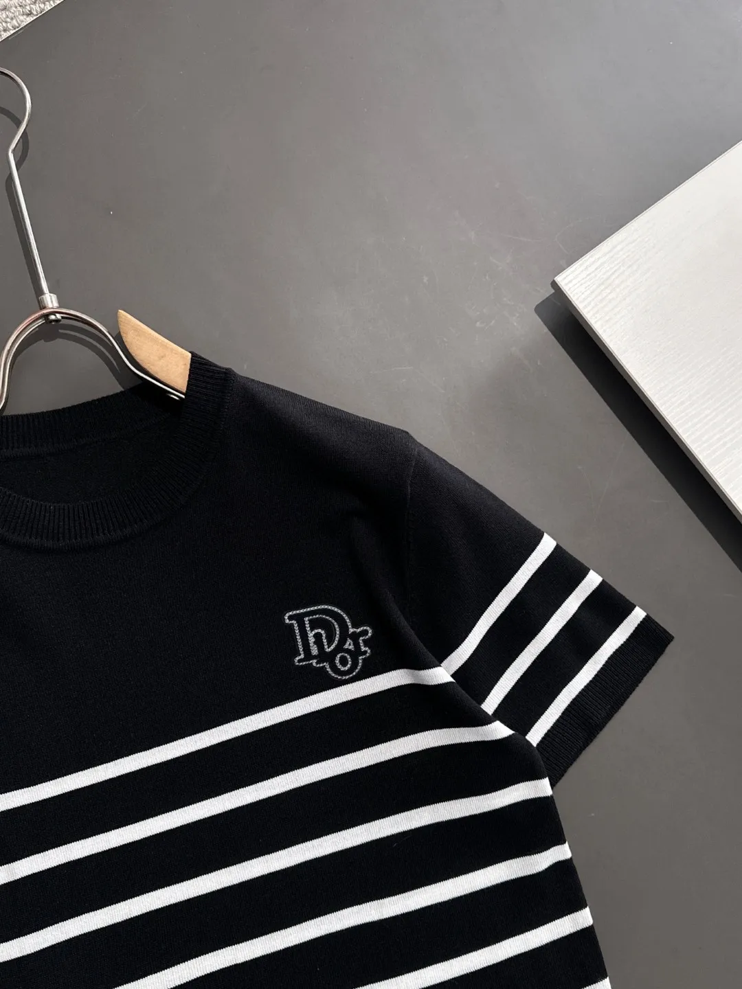 🅿️320 shipped next day, high quality Dior 2025 spring and summer new men's round neck short-sleeved T-shirt. Made of combed cotton yarn knitted cotton fabric, pure cotton high-weight special yarn, it feels heavy when weighed, and the upper body is more textured than ordinary T-shirts. This texture can cope with the weather easily, suitable for both hot and cold! The pattern on the chest adopts three-dimensional embroidery technology, and is perfectly produced stitch by stitch with reference to the original version! Loose fit design, looks noble. Size: M to XXXL
