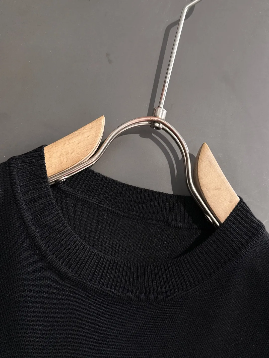 🅿️320 shipped next day, high quality Dior 2025 spring and summer new men's round neck short-sleeved T-shirt. Made of combed cotton yarn knitted cotton fabric, pure cotton high-weight special yarn, it feels heavy when weighed, and the upper body is more textured than ordinary T-shirts. This texture can cope with the weather easily, suitable for both hot and cold! The pattern on the chest adopts three-dimensional embroidery technology, and is perfectly produced stitch by stitch with reference to the original version! Loose fit design, looks noble. Size: M to XXXL