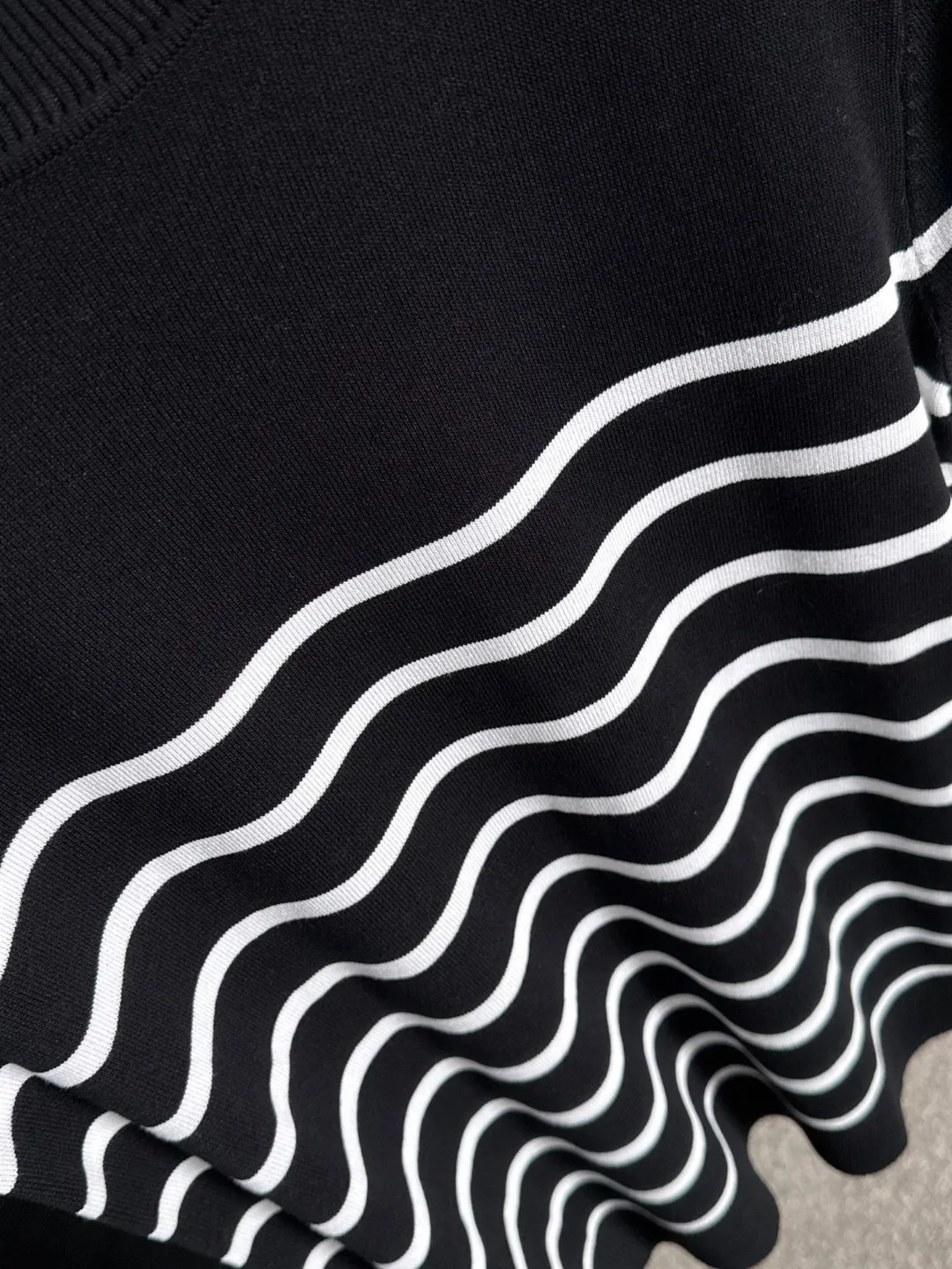 🅿️320 shipped next day, high quality Dior 2025 spring and summer new men's round neck short-sleeved T-shirt. Made of combed cotton yarn knitted cotton fabric, pure cotton high-weight special yarn, it feels heavy when weighed, and the upper body is more textured than ordinary T-shirts. This texture can cope with the weather easily, suitable for both hot and cold! The pattern on the chest adopts three-dimensional embroidery technology, and is perfectly produced stitch by stitch with reference to the original version! Loose fit design, looks noble. Size: M to XXXL
