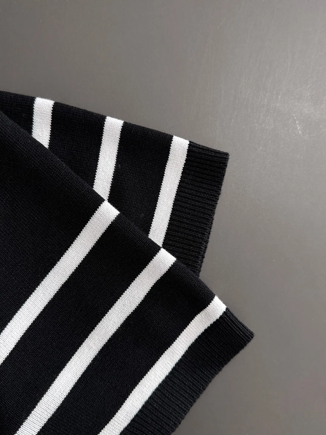 🅿️320 shipped next day, high quality Dior 2025 spring and summer new men's round neck short-sleeved T-shirt. Made of combed cotton yarn knitted cotton fabric, pure cotton high-weight special yarn, it feels heavy when weighed, and the upper body is more textured than ordinary T-shirts. This texture can cope with the weather easily, suitable for both hot and cold! The pattern on the chest adopts three-dimensional embroidery technology, and is perfectly produced stitch by stitch with reference to the original version! Loose fit design, looks noble. Size: M to XXXL