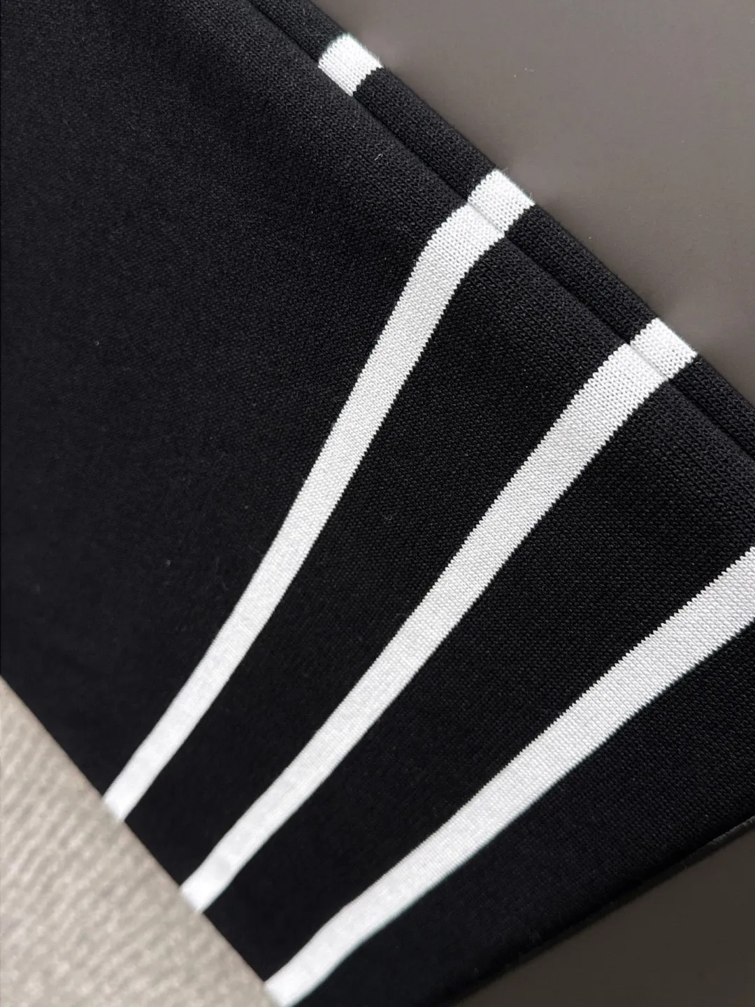 🅿️320 shipped next day, high quality Dior 2025 spring and summer new men's round neck short-sleeved T-shirt. Made of combed cotton yarn knitted cotton fabric, pure cotton high-weight special yarn, it feels heavy when weighed, and the upper body is more textured than ordinary T-shirts. This texture can cope with the weather easily, suitable for both hot and cold! The pattern on the chest adopts three-dimensional embroidery technology, and is perfectly produced stitch by stitch with reference to the original version! Loose fit design, looks noble. Size: M to XXXL
