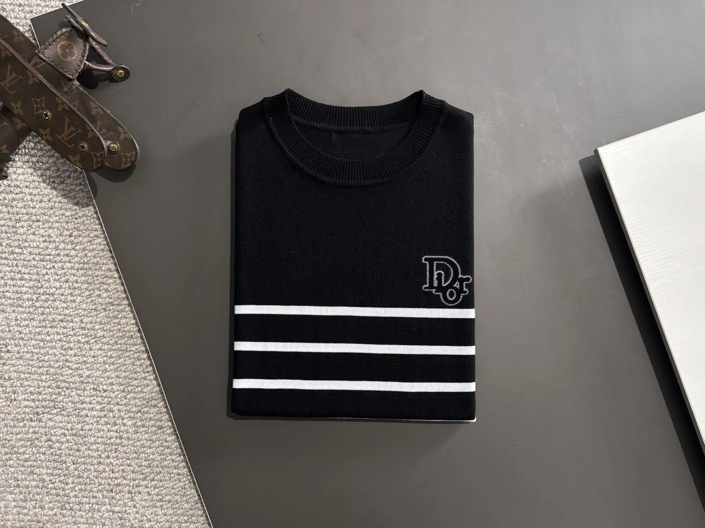 🅿️320 shipped next day, high quality Dior 2025 spring and summer new men's round neck short-sleeved T-shirt. Made of combed cotton yarn knitted cotton fabric, pure cotton high-weight special yarn, it feels heavy when weighed, and the upper body is more textured than ordinary T-shirts. This texture can cope with the weather easily, suitable for both hot and cold! The pattern on the chest adopts three-dimensional embroidery technology, and is perfectly produced stitch by stitch with reference to the original version! Loose fit design, looks noble. Size: M to XXXL