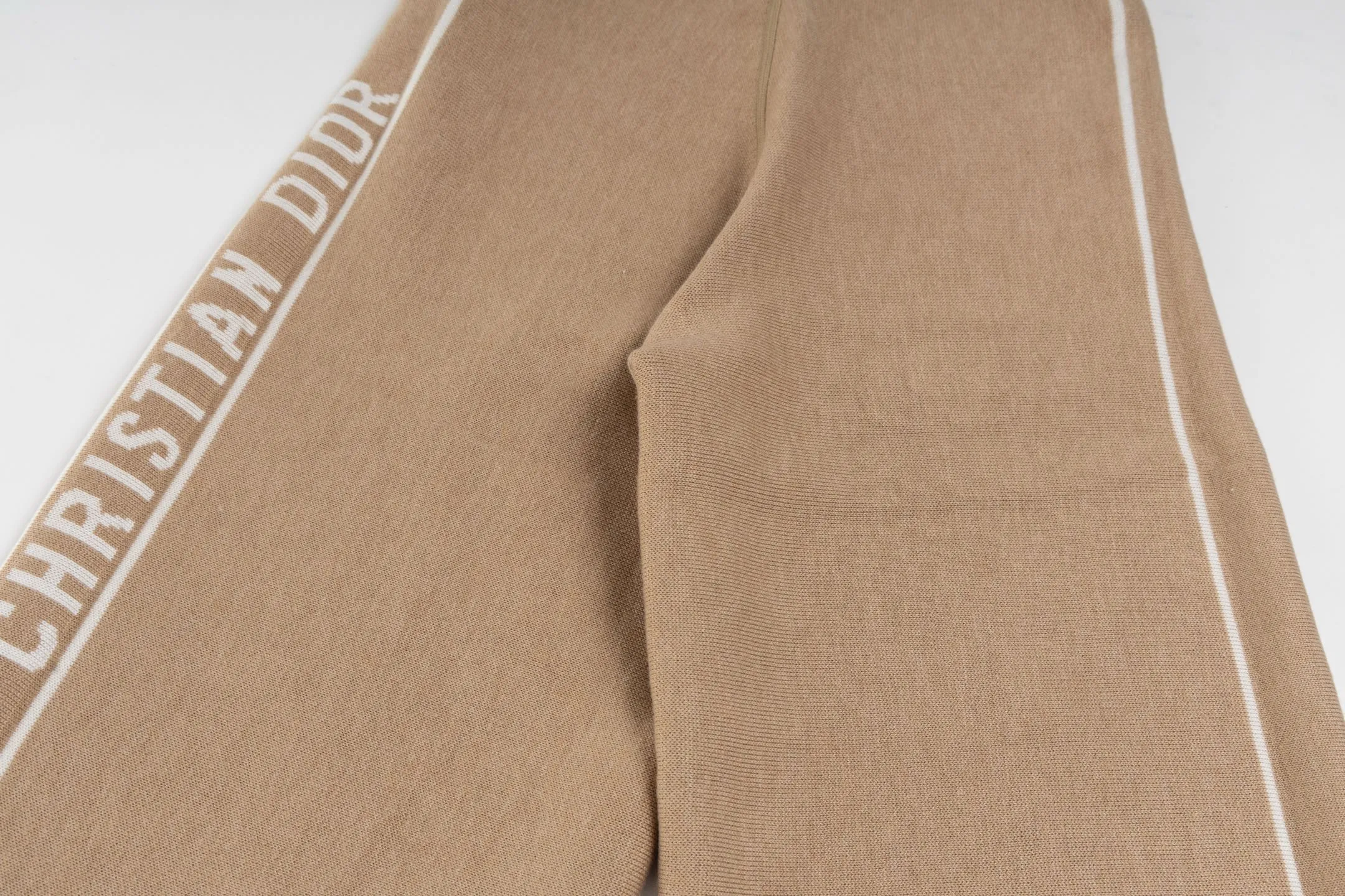 🅿️480 [Exclusive supply] CD 25FW presbyopic reversible cashmere trousers (khaki) The fabric is made of imported cashmere yarn double-sided jacquard fabric and can be worn on both sides. The fabric uses monogram jacquard double weaving technology to present the brand's iconic presbyopia pattern, which combines luxurious texture with practical functions. Swiss machine embroidery stitching technology ensures every detail is exquisite and perfect, and the stitches are even and delicate. The classic straight-leg design subtly modifies the leg lines, making the upper body slim and elegant. Double-sided jacquard technology keeps both sides of the fabric flat and crisp, making it comfortable and layered. Selected high-quality cashmere yarn brings a soft and skin-friendly touch experience while having good warmth retention and breathability. The overall craftsmanship is exquisite, and high-end quality is reflected from fabric weaving to finished product sewing. It is an exquisite item that is both fashionable and practical. Size:S/M/L