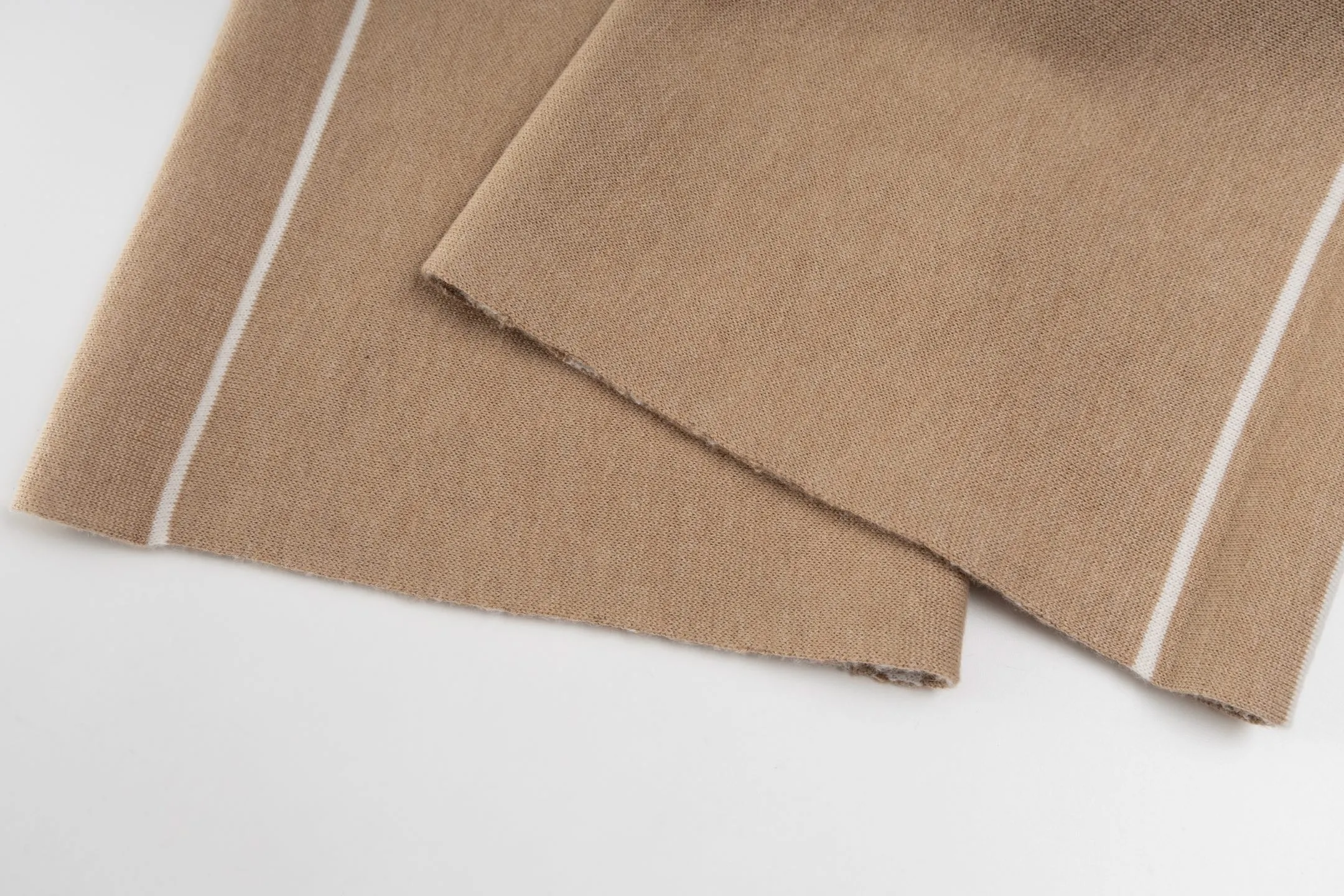 🅿️480 [Exclusive supply] CD 25FW presbyopic reversible cashmere trousers (khaki) The fabric is made of imported cashmere yarn double-sided jacquard fabric and can be worn on both sides. The fabric uses monogram jacquard double weaving technology to present the brand's iconic presbyopia pattern, which combines luxurious texture with practical functions. Swiss machine embroidery stitching technology ensures every detail is exquisite and perfect, and the stitches are even and delicate. The classic straight-leg design subtly modifies the leg lines, making the upper body slim and elegant. Double-sided jacquard technology keeps both sides of the fabric flat and crisp, making it comfortable and layered. Selected high-quality cashmere yarn brings a soft and skin-friendly touch experience while having good warmth retention and breathability. The overall craftsmanship is exquisite, and high-end quality is reflected from fabric weaving to finished product sewing. It is an exquisite item that is both fashionable and practical. Size:S/M/L