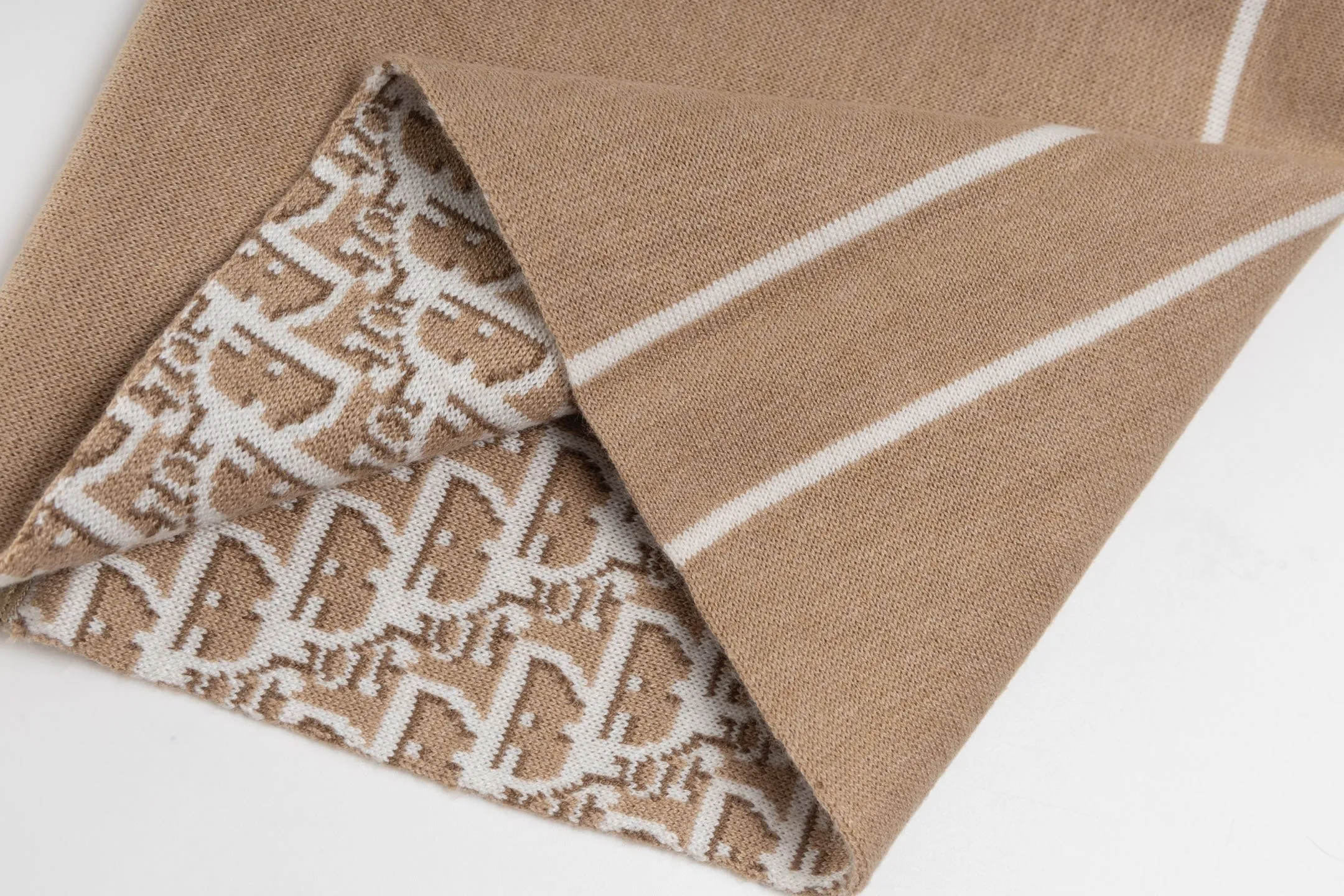 🅿️480 [Exclusive supply] CD 25FW presbyopic reversible cashmere trousers (khaki) The fabric is made of imported cashmere yarn double-sided jacquard fabric and can be worn on both sides. The fabric uses monogram jacquard double weaving technology to present the brand's iconic presbyopia pattern, which combines luxurious texture with practical functions. Swiss machine embroidery stitching technology ensures every detail is exquisite and perfect, and the stitches are even and delicate. The classic straight-leg design subtly modifies the leg lines, making the upper body slim and elegant. Double-sided jacquard technology keeps both sides of the fabric flat and crisp, making it comfortable and layered. Selected high-quality cashmere yarn brings a soft and skin-friendly touch experience while having good warmth retention and breathability. The overall craftsmanship is exquisite, and high-end quality is reflected from fabric weaving to finished product sewing. It is an exquisite item that is both fashionable and practical. Size:S/M/L