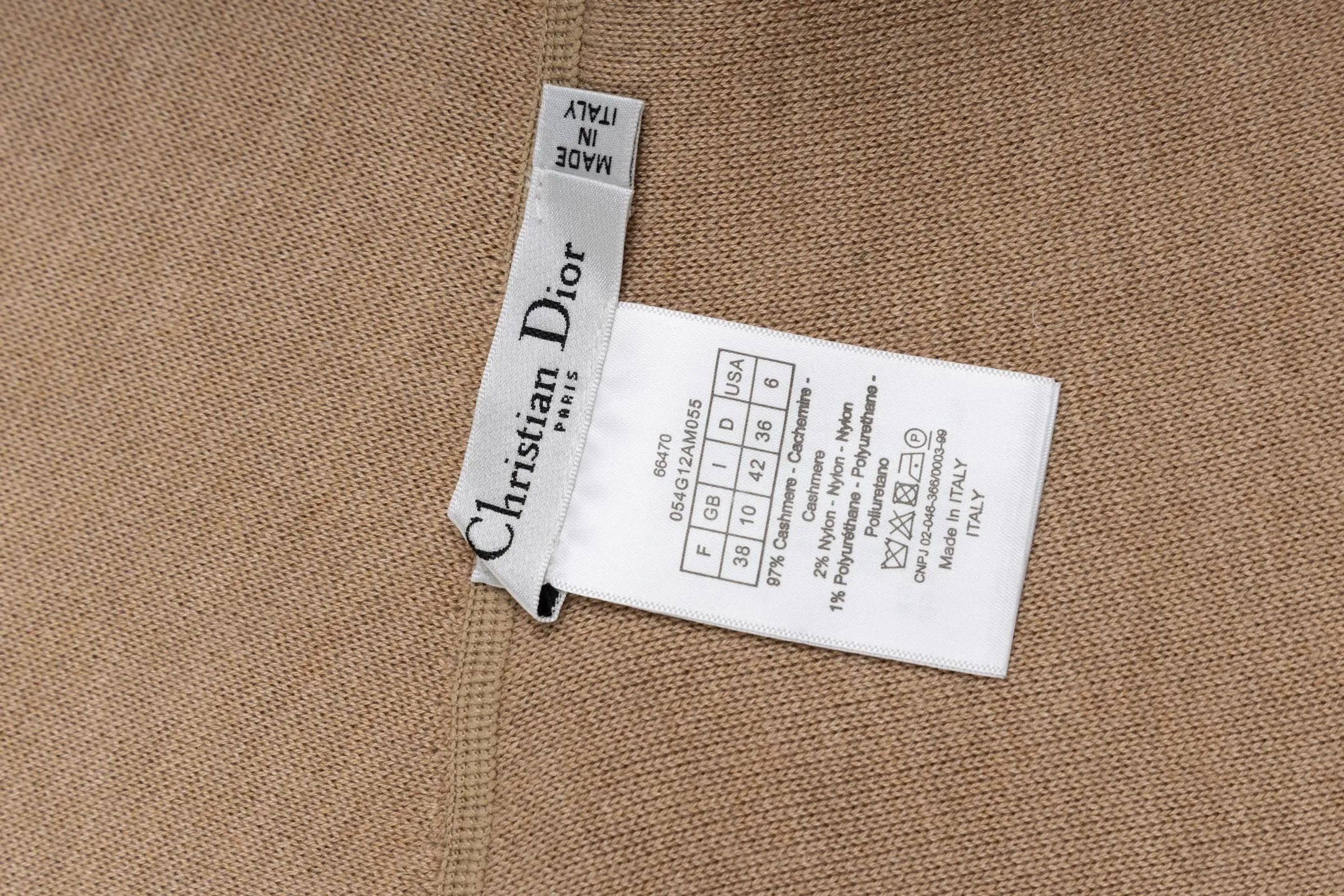 🅿️480 [Exclusive supply] CD 25FW presbyopic reversible cashmere trousers (khaki) The fabric is made of imported cashmere yarn double-sided jacquard fabric and can be worn on both sides. The fabric uses monogram jacquard double weaving technology to present the brand's iconic presbyopia pattern, which combines luxurious texture with practical functions. Swiss machine embroidery stitching technology ensures every detail is exquisite and perfect, and the stitches are even and delicate. The classic straight-leg design subtly modifies the leg lines, making the upper body slim and elegant. Double-sided jacquard technology keeps both sides of the fabric flat and crisp, making it comfortable and layered. Selected high-quality cashmere yarn brings a soft and skin-friendly touch experience while having good warmth retention and breathability. The overall craftsmanship is exquisite, and high-end quality is reflected from fabric weaving to finished product sewing. It is an exquisite item that is both fashionable and practical. Size:S/M/L