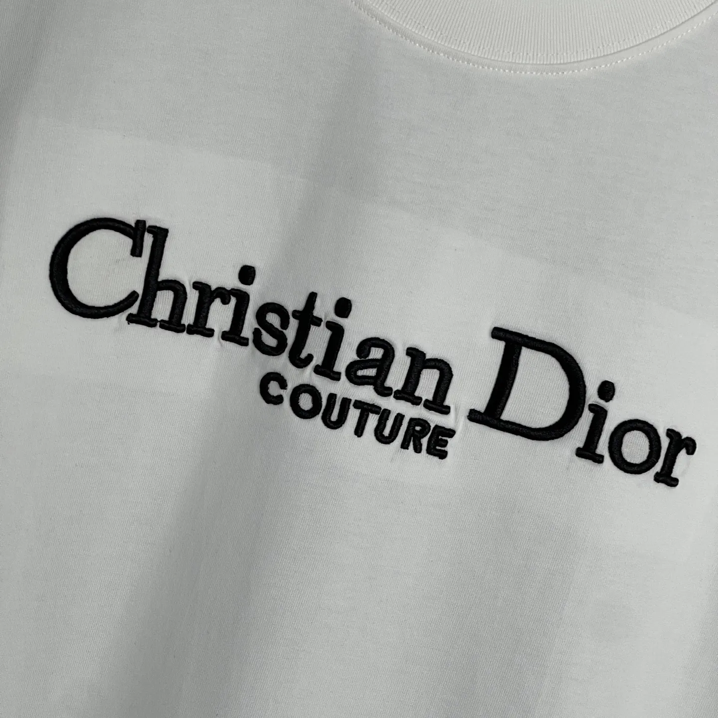 🅿️180 /A58 DIOR Dior Fabric upgrade 300 high gram weight High-end three-dimensional embroidery technology Exclusive new original order Same style for men and women Casual loose-fitting short sleeves High-end customization High version Fashionable and versatile imported fabrics Super soft and delicate feel Skin-friendly and comfortable to wear High-end boutique High-temperature washing process to ensure no deformation or shrinkage, summer wear, a comfortable and beautiful value! A must-have item for beauty and aging! The surface is ultra-fine and smooth, uniform, delicate and soft. It is comfortable to wear and can easily create a cool summer feel. It is easy to handle on the upper body and becomes the focus of the street in minutes. Size: S-XL Color: black and white