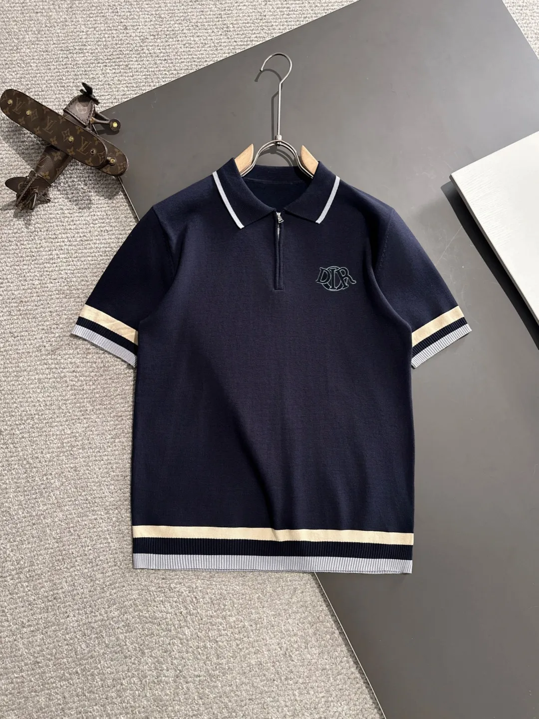 🅿️330 shipped next day, high quality Dior 2025 spring and summer new men's lapel short-sleeved T-shirt. Made of combed cotton yarn knitted cotton fabric, pure cotton high-weight special yarn, it feels full when weighed, and the upper body is more textured than ordinary T-shirts. This texture can cope with the weather easily and is suitable for both hot and cold! The pattern on the chest adopts three-dimensional embroidery technology, and is perfectly produced stitch by stitch with reference to the original version! Loose fit design, looks noble. Size: M to XXXL