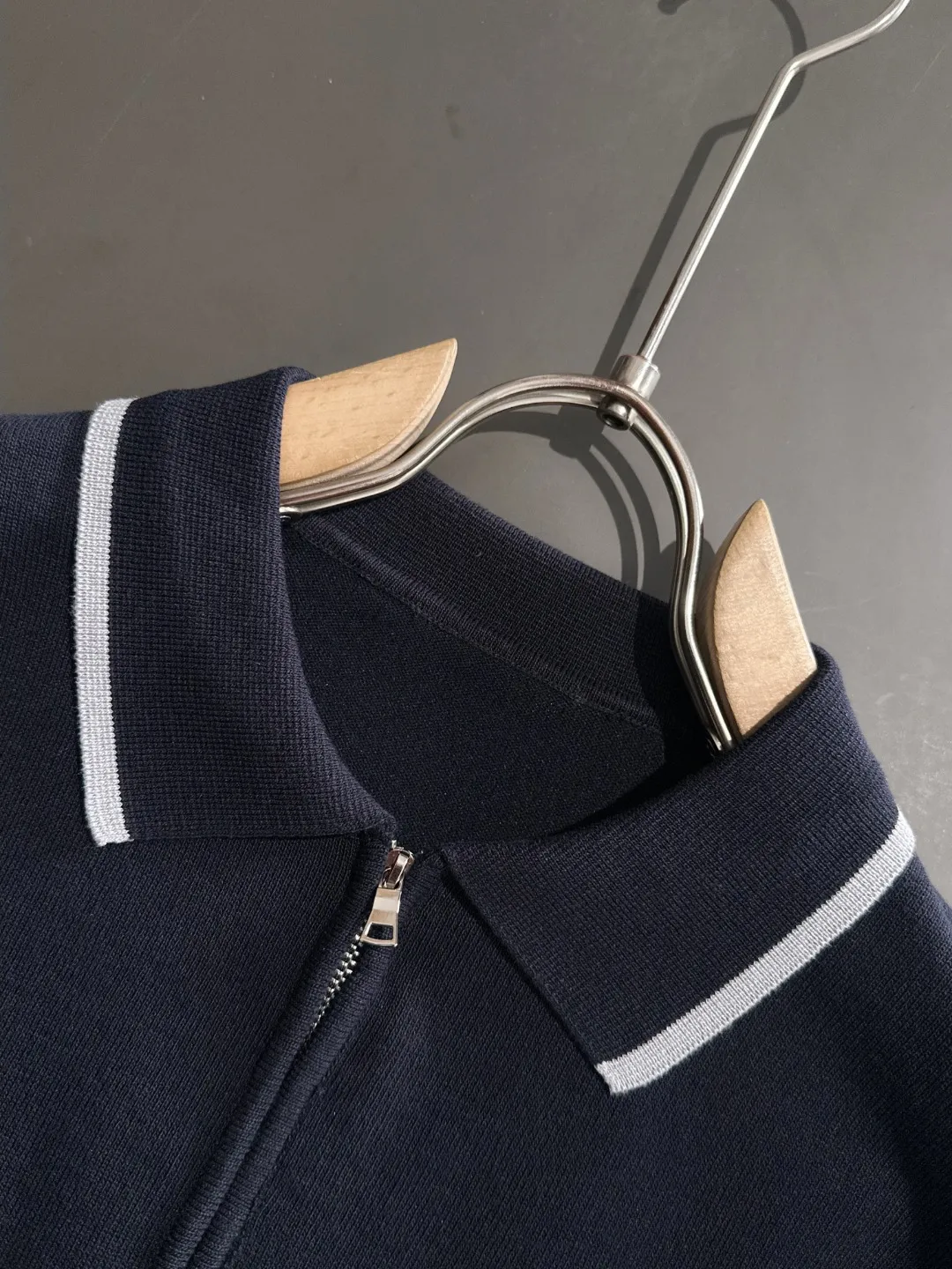 🅿️330 shipped next day, high quality Dior 2025 spring and summer new men's lapel short-sleeved T-shirt. Made of combed cotton yarn knitted cotton fabric, pure cotton high-weight special yarn, it feels full when weighed, and the upper body is more textured than ordinary T-shirts. This texture can cope with the weather easily and is suitable for both hot and cold! The pattern on the chest adopts three-dimensional embroidery technology, and is perfectly produced stitch by stitch with reference to the original version! Loose fit design, looks noble. Size: M to XXXL