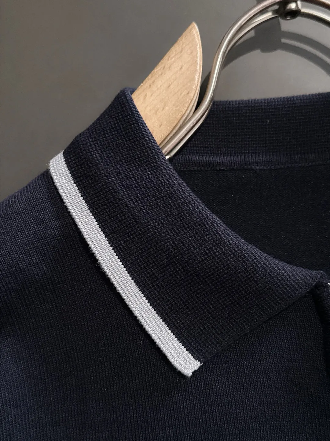 🅿️330 shipped next day, high quality Dior 2025 spring and summer new men's lapel short-sleeved T-shirt. Made of combed cotton yarn knitted cotton fabric, pure cotton high-weight special yarn, it feels full when weighed, and the upper body is more textured than ordinary T-shirts. This texture can cope with the weather easily and is suitable for both hot and cold! The pattern on the chest adopts three-dimensional embroidery technology, and is perfectly produced stitch by stitch with reference to the original version! Loose fit design, looks noble. Size: M to XXXL