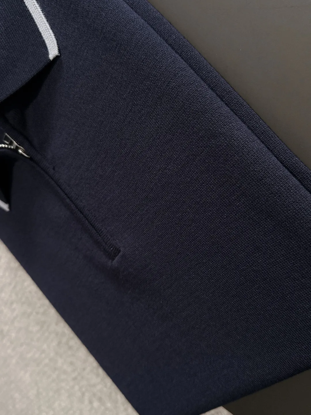 🅿️330 shipped next day, high quality Dior 2025 spring and summer new men's lapel short-sleeved T-shirt. Made of combed cotton yarn knitted cotton fabric, pure cotton high-weight special yarn, it feels full when weighed, and the upper body is more textured than ordinary T-shirts. This texture can cope with the weather easily and is suitable for both hot and cold! The pattern on the chest adopts three-dimensional embroidery technology, and is perfectly produced stitch by stitch with reference to the original version! Loose fit design, looks noble. Size: M to XXXL