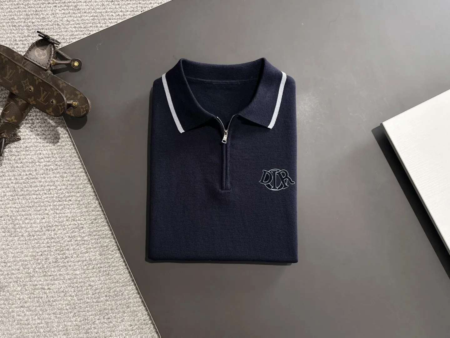 🅿️330 shipped next day, high quality Dior 2025 spring and summer new men's lapel short-sleeved T-shirt. Made of combed cotton yarn knitted cotton fabric, pure cotton high-weight special yarn, it feels full when weighed, and the upper body is more textured than ordinary T-shirts. This texture can cope with the weather easily and is suitable for both hot and cold! The pattern on the chest adopts three-dimensional embroidery technology, and is perfectly produced stitch by stitch with reference to the original version! Loose fit design, looks noble. Size: M to XXXL