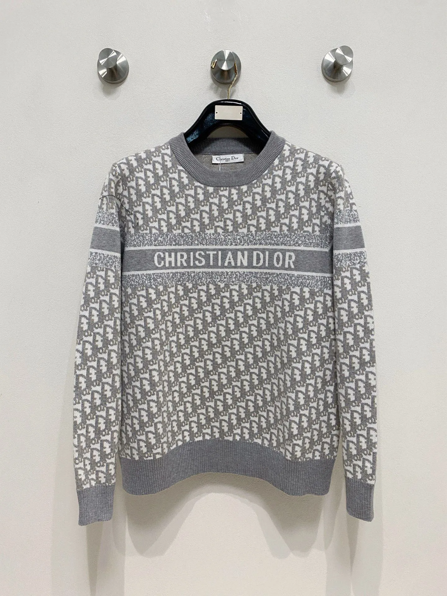 🅿️440 【DIOR】Autumn and winter classic lapel sweater, in full condition! ! ! Wool blended fabric, the latest model in 2025, golden ratio! ! Slim-fitting soft gold, versatile and practical item, the combination and practicality are extremely powerful, simple and elegant, and classy! To create your own style, it is highly recommended to buy it in two colors. The standard slim fit tailoring process is suitable for both young and old men. It is knitted from wool and will not cause any discomfort! While keeping warm, it is stylish, textured and wearable, and the classic logo with contrasting colors on the chest feels in place! ! Recommended for regular customers! ! Size M-3XL (maximum wear: 190 pounds)