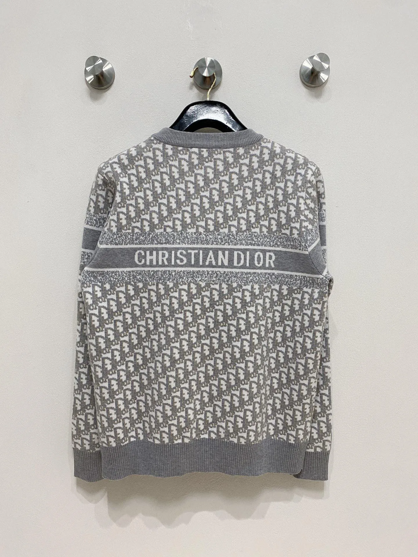 🅿️440 【DIOR】Autumn and winter classic lapel sweater, in full condition! ! ! Wool blended fabric, the latest model in 2025, golden ratio! ! Slim-fitting soft gold, versatile and practical item, the combination and practicality are extremely powerful, simple and elegant, and classy! To create your own style, it is highly recommended to buy it in two colors. The standard slim fit tailoring process is suitable for both young and old men. It is knitted from wool and will not cause any discomfort! While keeping warm, it is stylish, textured and wearable, and the classic logo with contrasting colors on the chest feels in place! ! Recommended for regular customers! ! Size M-3XL (maximum wear: 190 pounds)