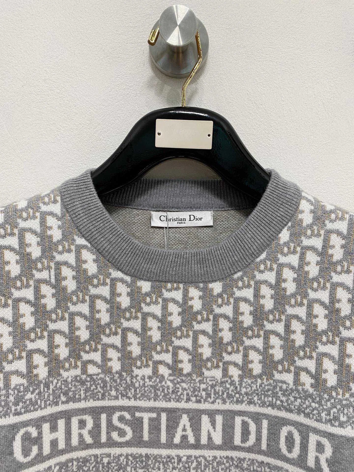 🅿️440 【DIOR】Autumn and winter classic lapel sweater, in full condition! ! ! Wool blended fabric, the latest model in 2025, golden ratio! ! Slim-fitting soft gold, versatile and practical item, the combination and practicality are extremely powerful, simple and elegant, and classy! To create your own style, it is highly recommended to buy it in two colors. The standard slim fit tailoring process is suitable for both young and old men. It is knitted from wool and will not cause any discomfort! While keeping warm, it is stylish, textured and wearable, and the classic logo with contrasting colors on the chest feels in place! ! Recommended for regular customers! ! Size M-3XL (maximum wear: 190 pounds)