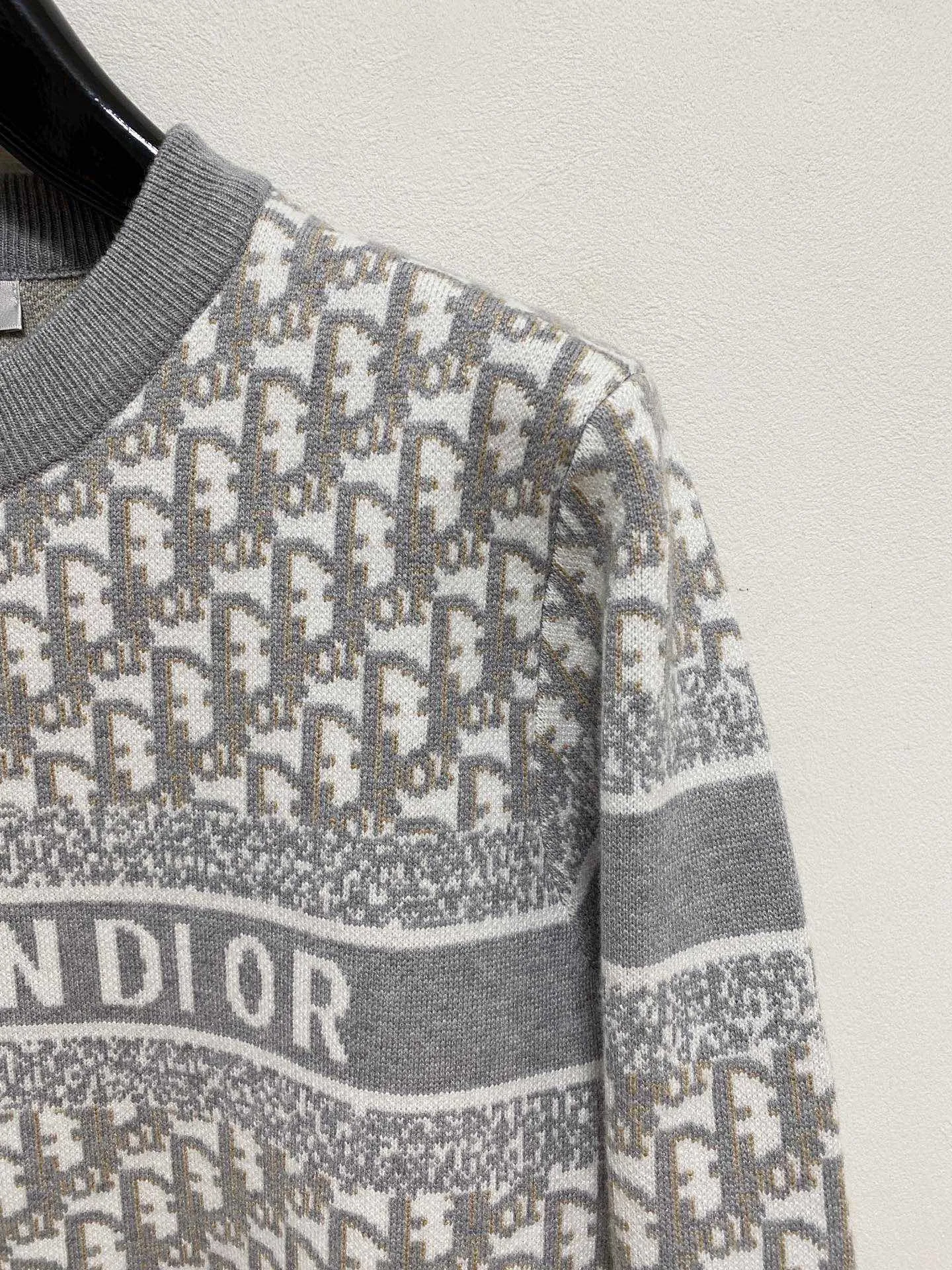 🅿️440 【DIOR】Autumn and winter classic lapel sweater, in full condition! ! ! Wool blended fabric, the latest model in 2025, golden ratio! ! Slim-fitting soft gold, versatile and practical item, the combination and practicality are extremely powerful, simple and elegant, and classy! To create your own style, it is highly recommended to buy it in two colors. The standard slim fit tailoring process is suitable for both young and old men. It is knitted from wool and will not cause any discomfort! While keeping warm, it is stylish, textured and wearable, and the classic logo with contrasting colors on the chest feels in place! ! Recommended for regular customers! ! Size M-3XL (maximum wear: 190 pounds)